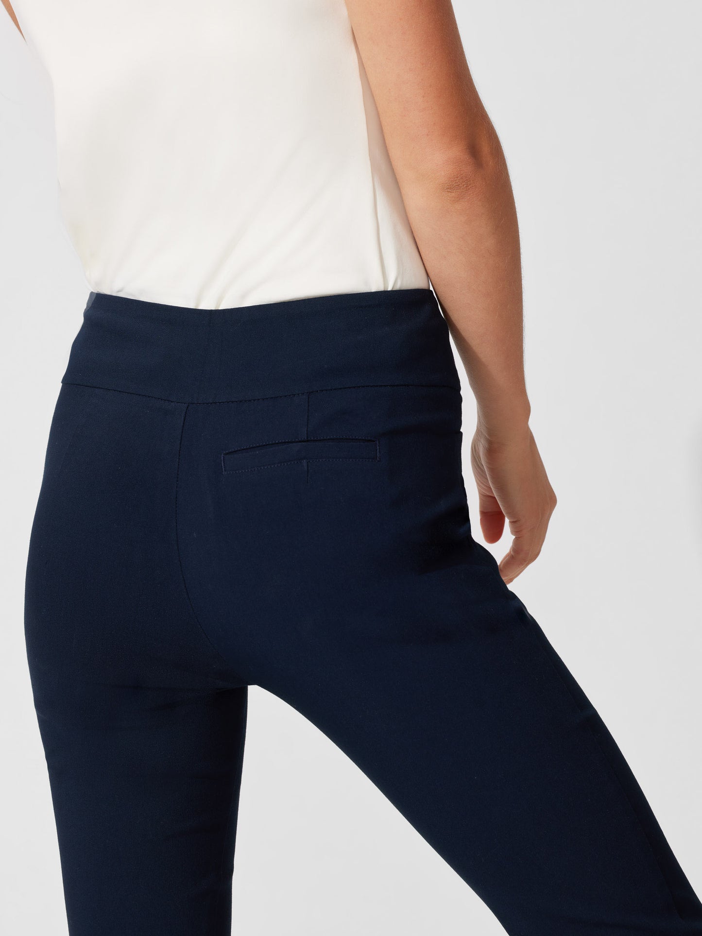 Model wearing J.McLaughlin Romilly pants in winter navy made with Amelia cloth.