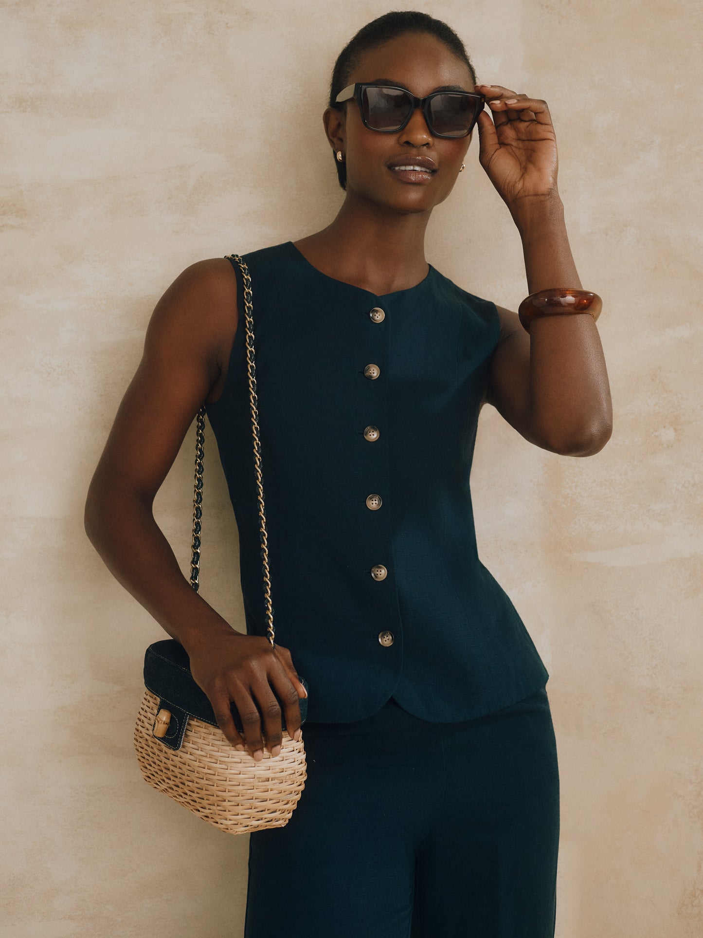 J.McLaughlin Diya sunglasses in brown made with acetate.