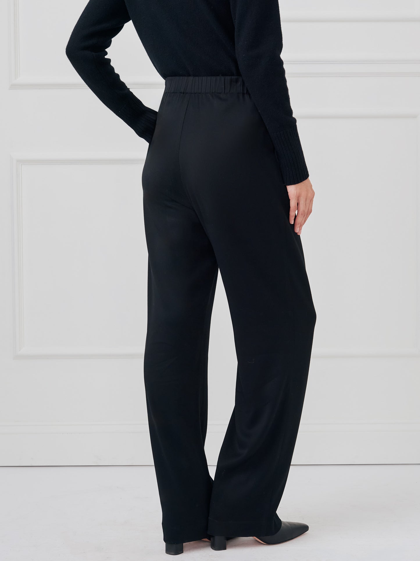 J.McLaughlin Asa pants in black made with acetate/rayon.