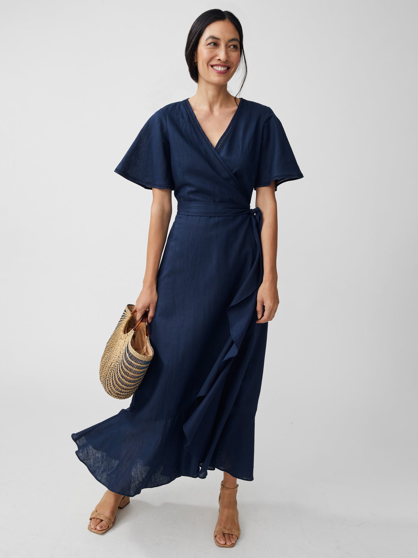 J.McLaughlin model wears Aurora Linen Dress in navy made with linen/cotton.