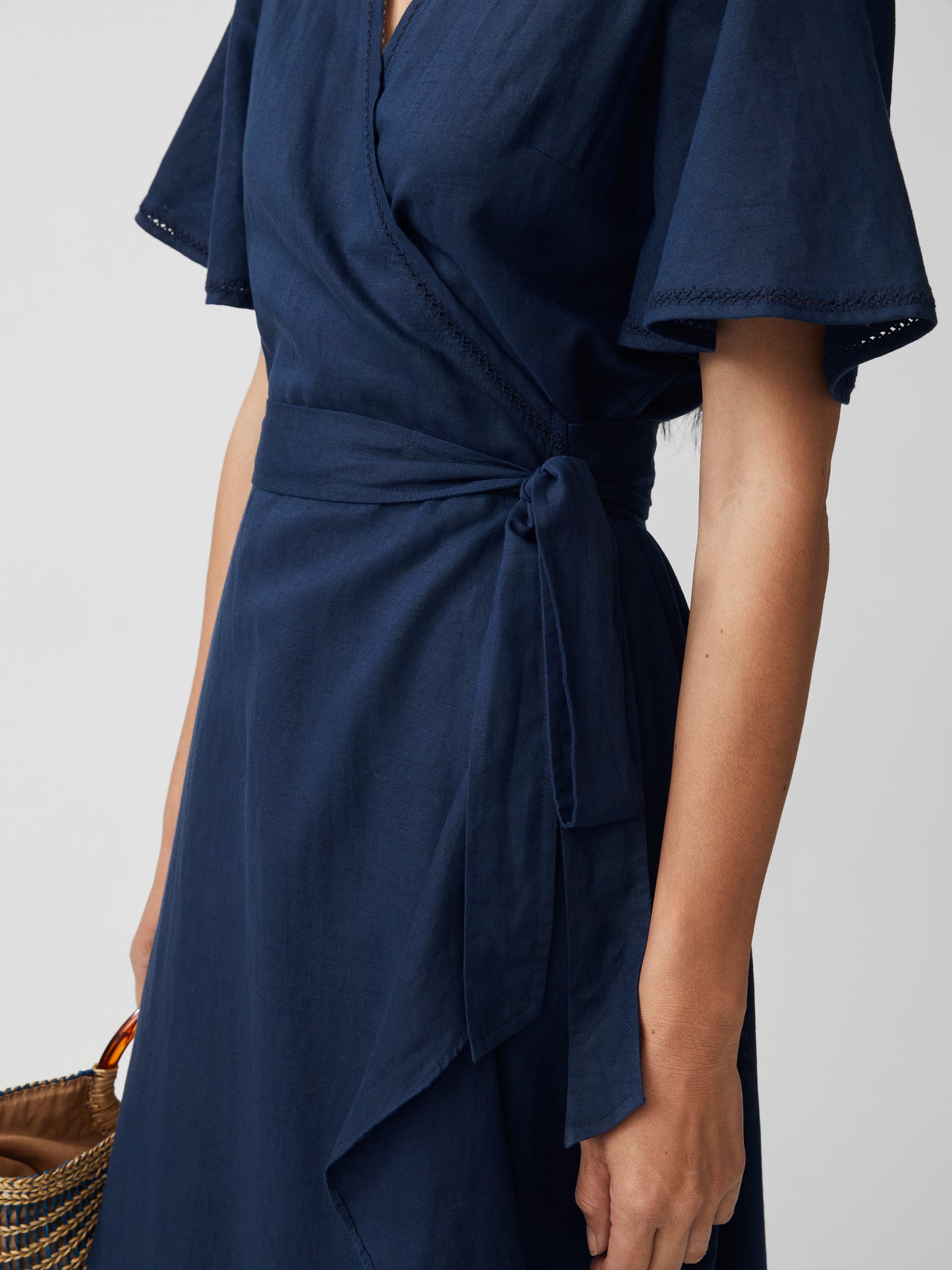 J.McLaughlin model wears Aurora Linen Dress in navy made with linen/cotton.