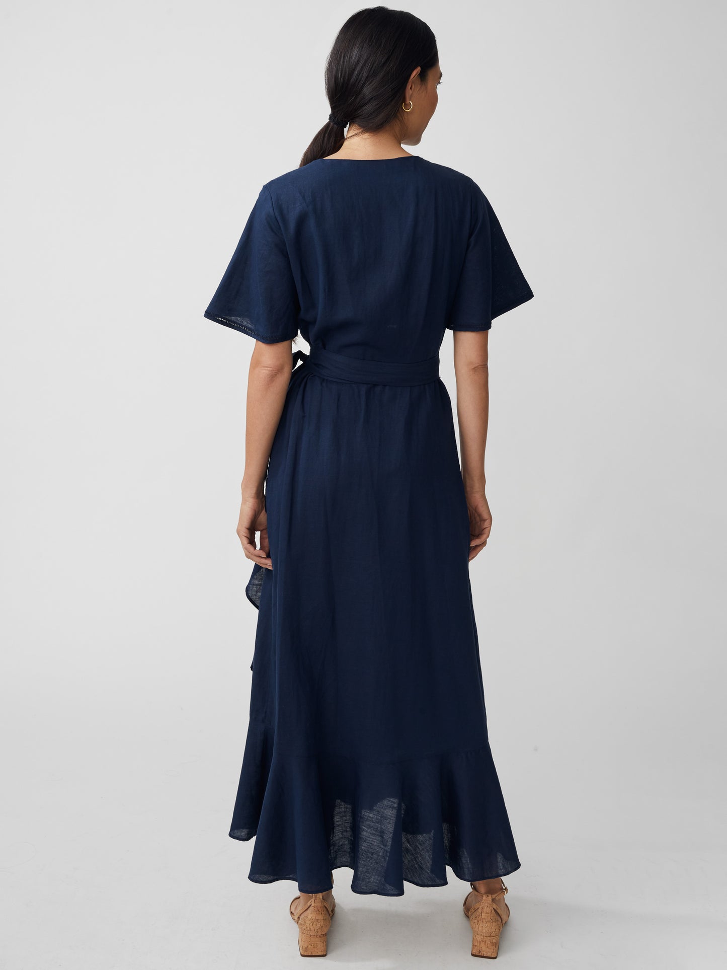 J.McLaughlin model wears Aurora Linen Dress in navy made with linen/cotton.
