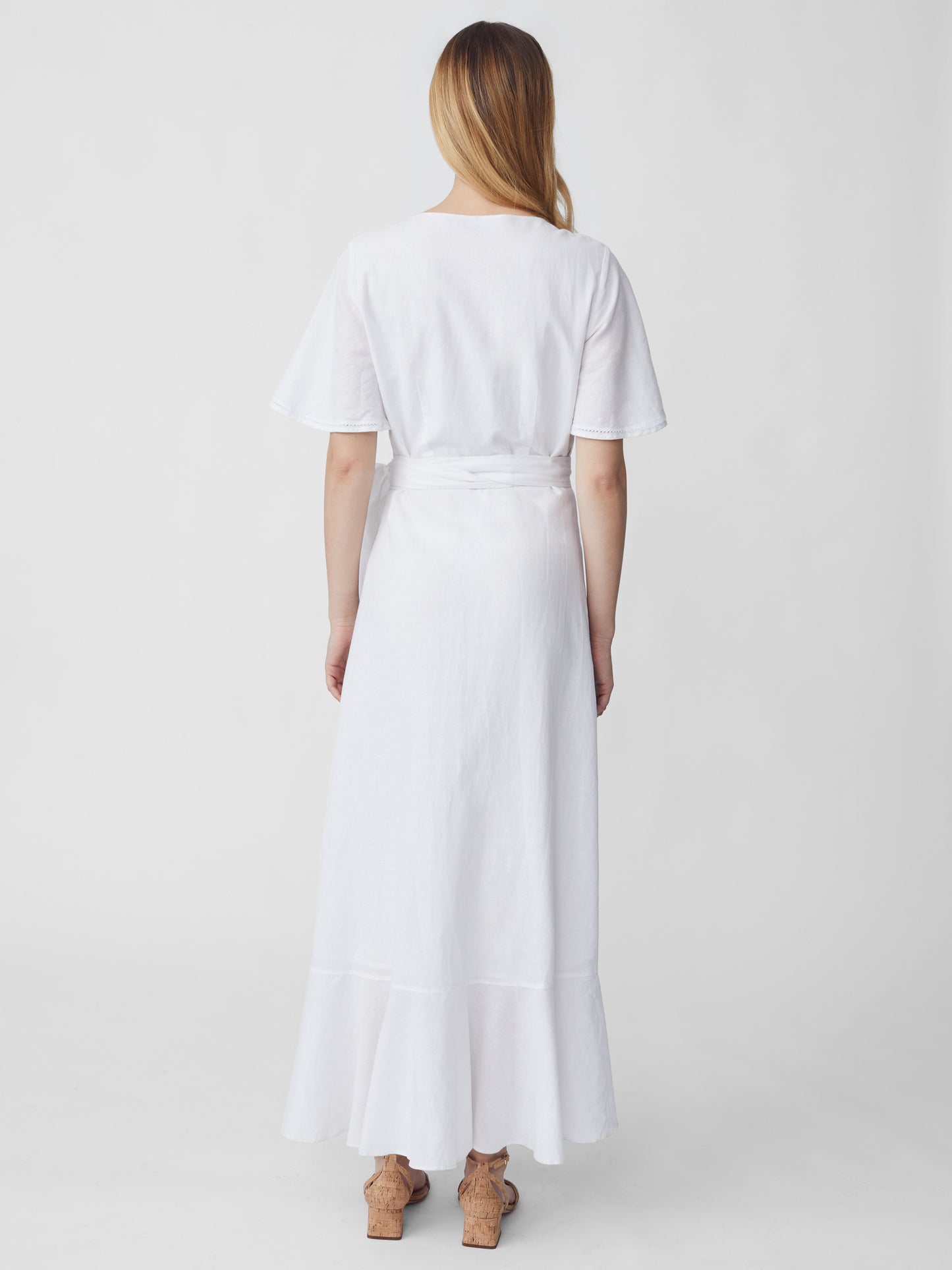 J.McLaughlin model wears Aurora Linen Dress in White made with Linen.
