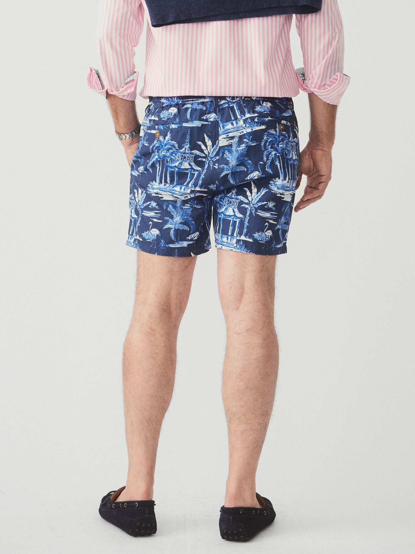 J.McLaughlin Bay shorts in navy/blue made with linen and cotton.