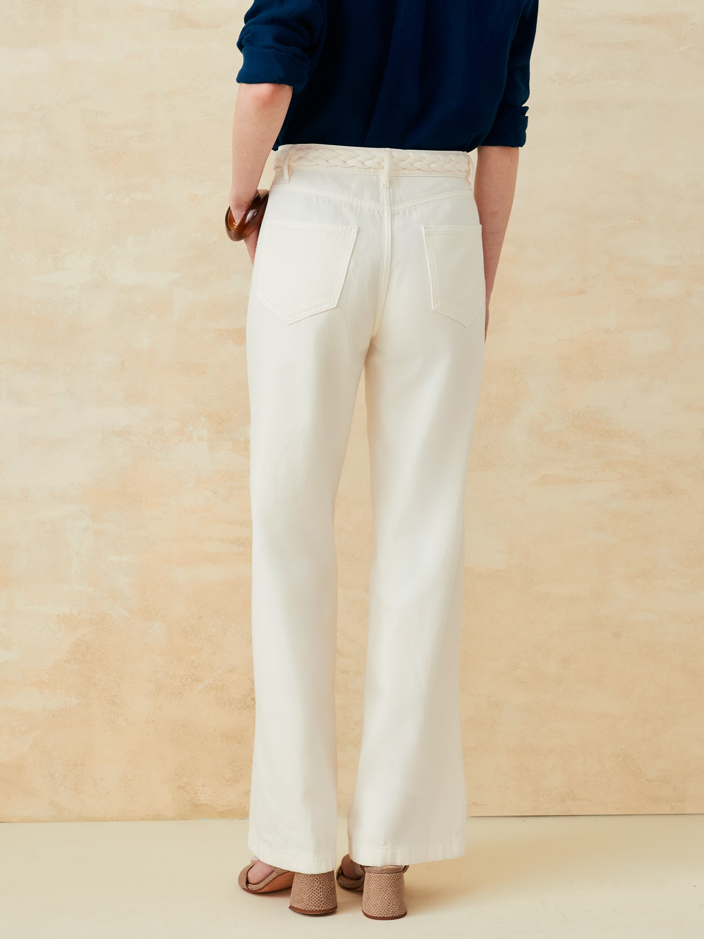Model wearing J.McLaughlin beckett jeans in natural made with woven denim.