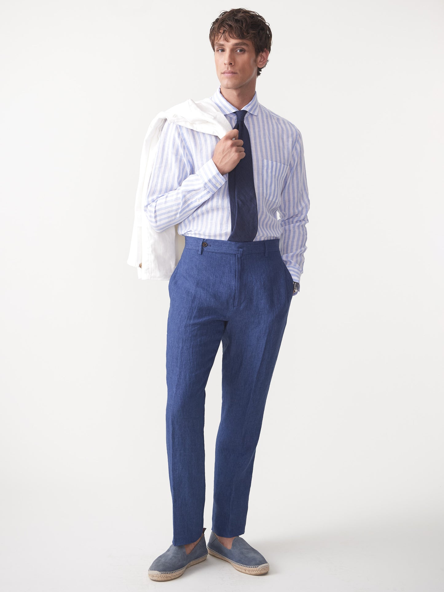 Model wearing J.McLaughlin Oxford pants in heather navy made with linen.