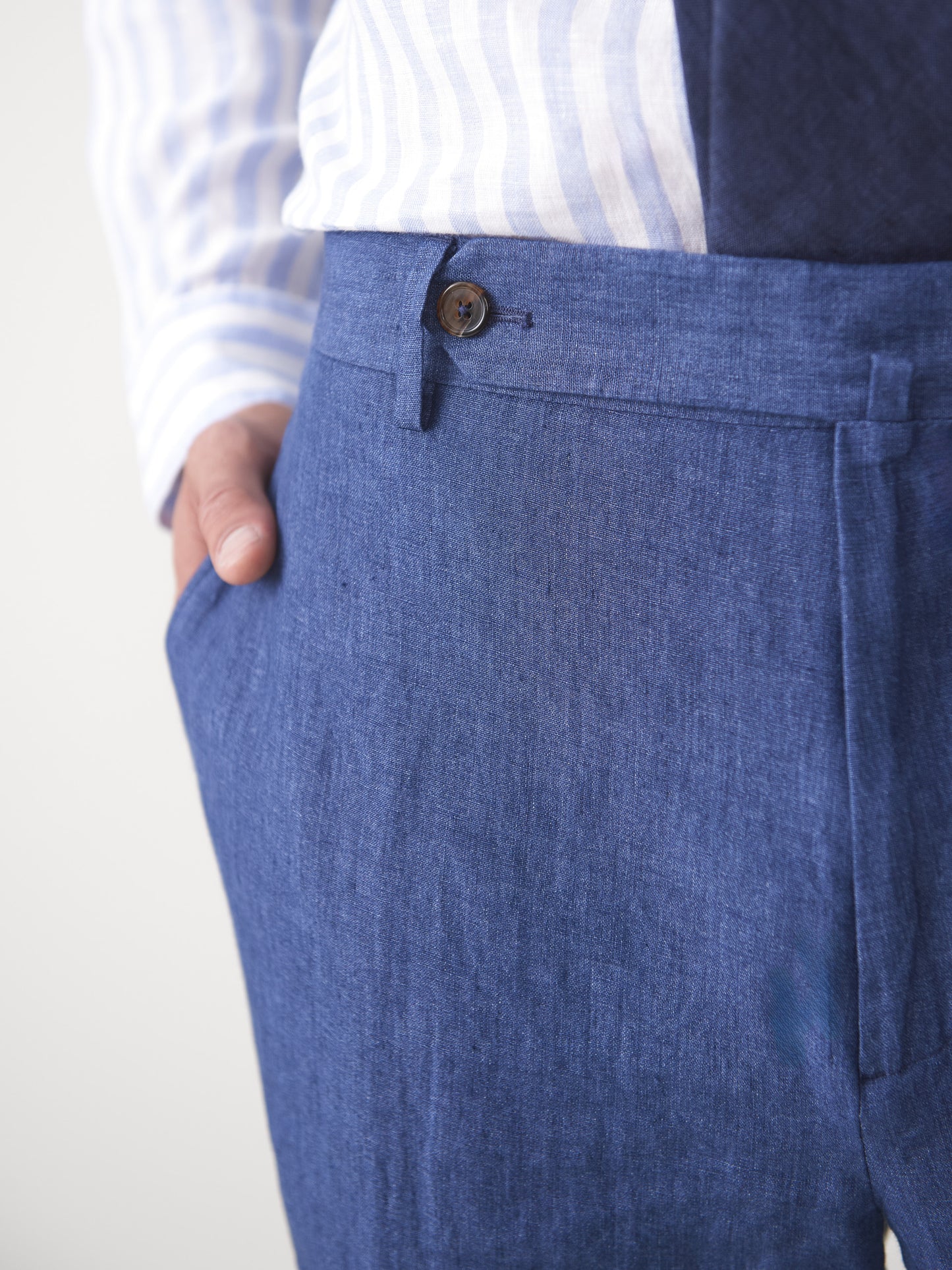 Model wearing J.McLaughlin Oxford pants in heather navy made with linen.