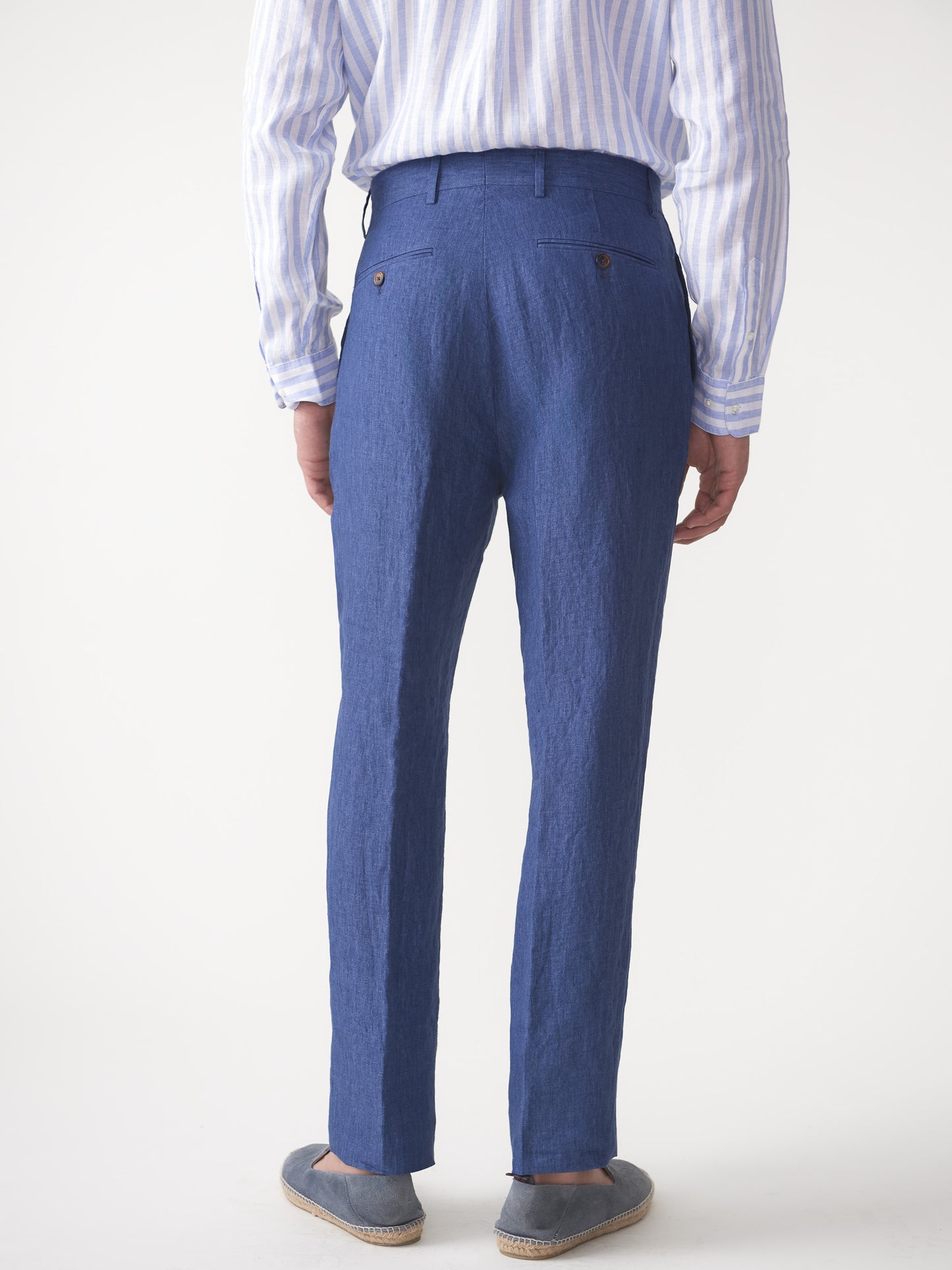 Model wearing J.McLaughlin Oxford pants in heather navy made with linen.
