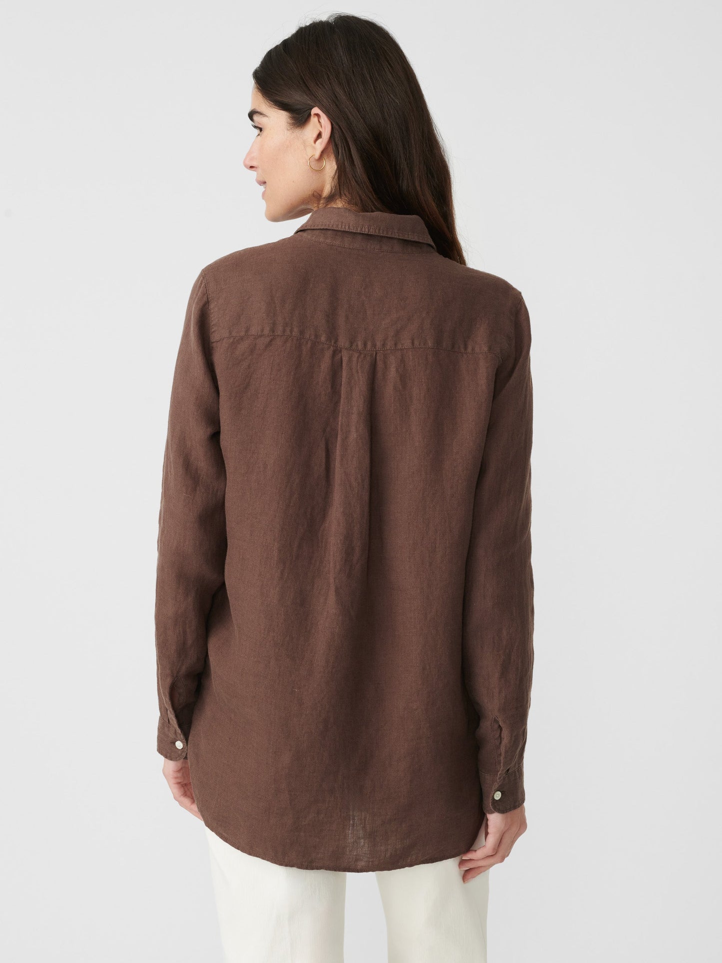 Model wearing J.McLaughlin Britt shirt in dark brown made with linen.