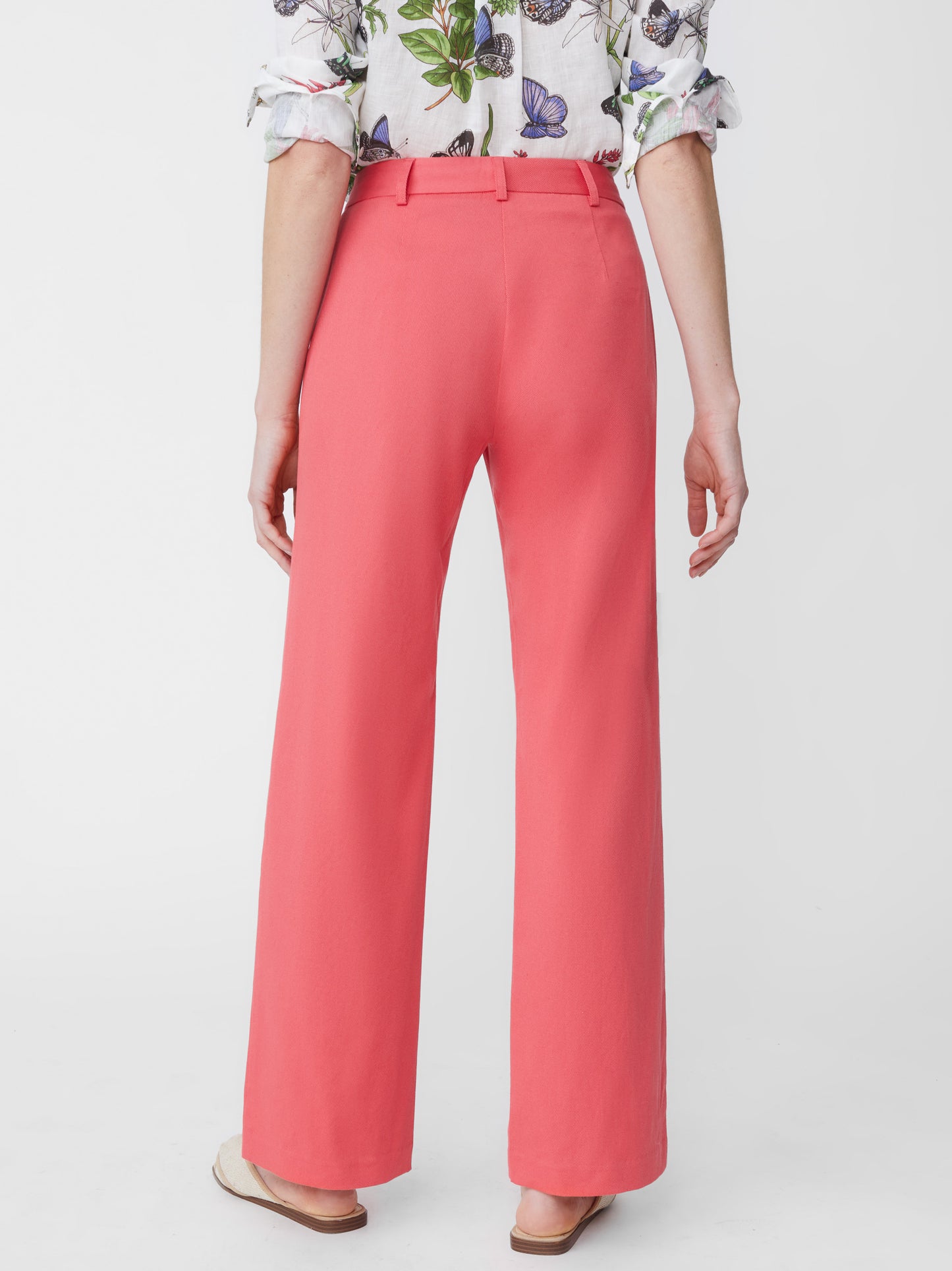 Model wearing J.McLaughlin Brock pants in rose made with cotton twill.