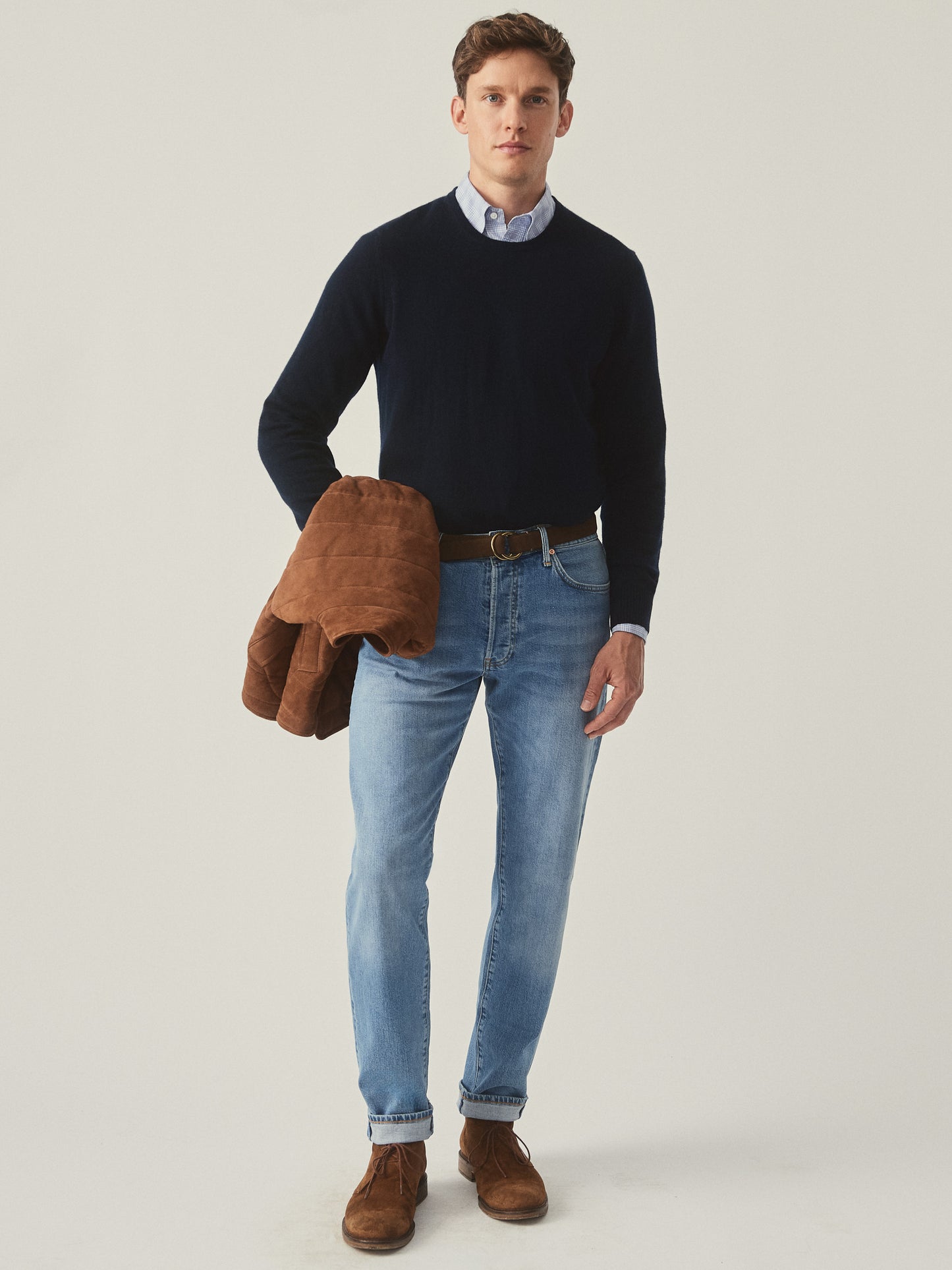 Model wearing J.McLaughlin Caldwell cashmere sweater in dark navy made with cashmere.