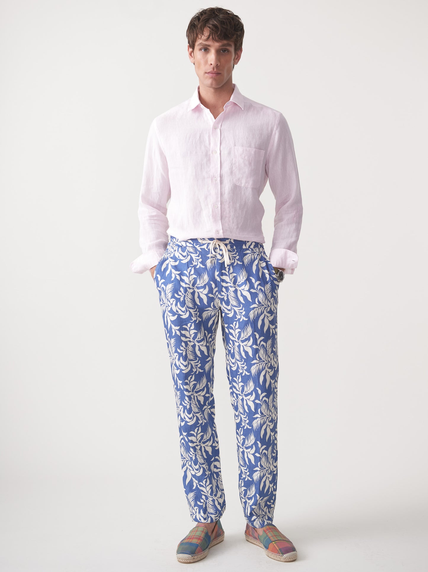 Model wearing J.McLaughlin Callister pants in medium blue/off white made with linen.
