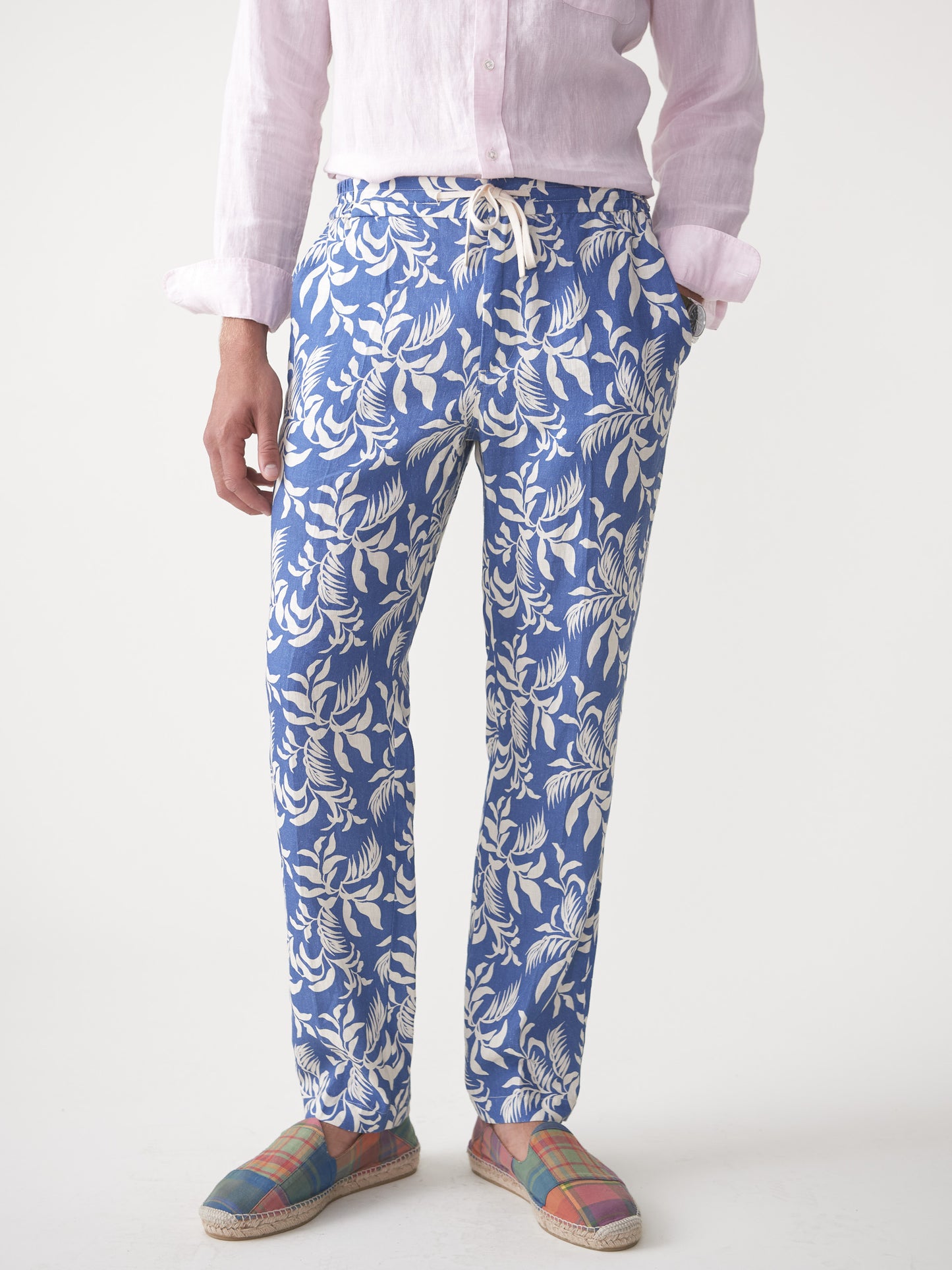 Model wearing J.McLaughlin Callister pants in medium blue/off white made with linen.