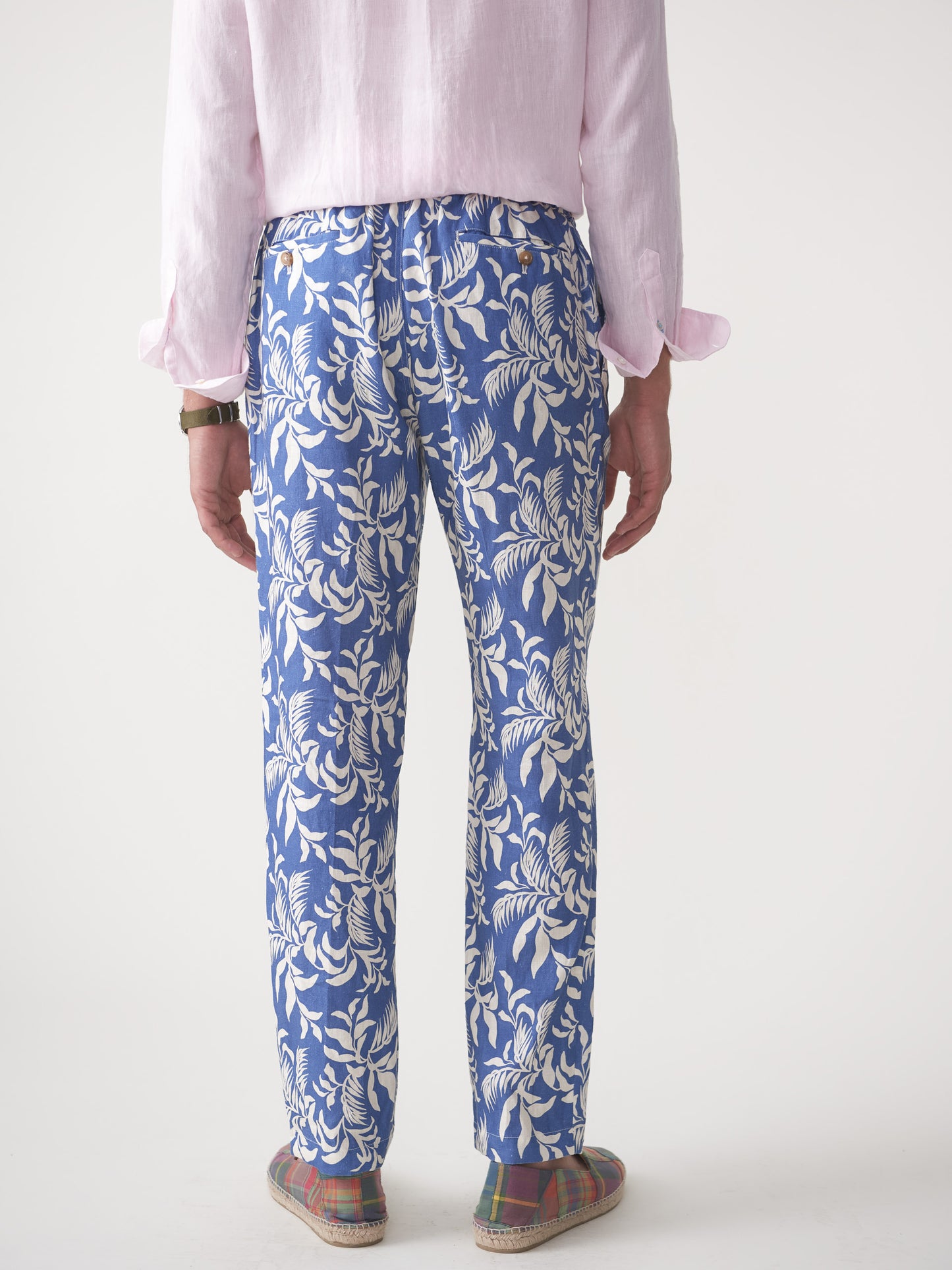 Model wearing J.McLaughlin Callister pants in medium blue/off white made with linen.