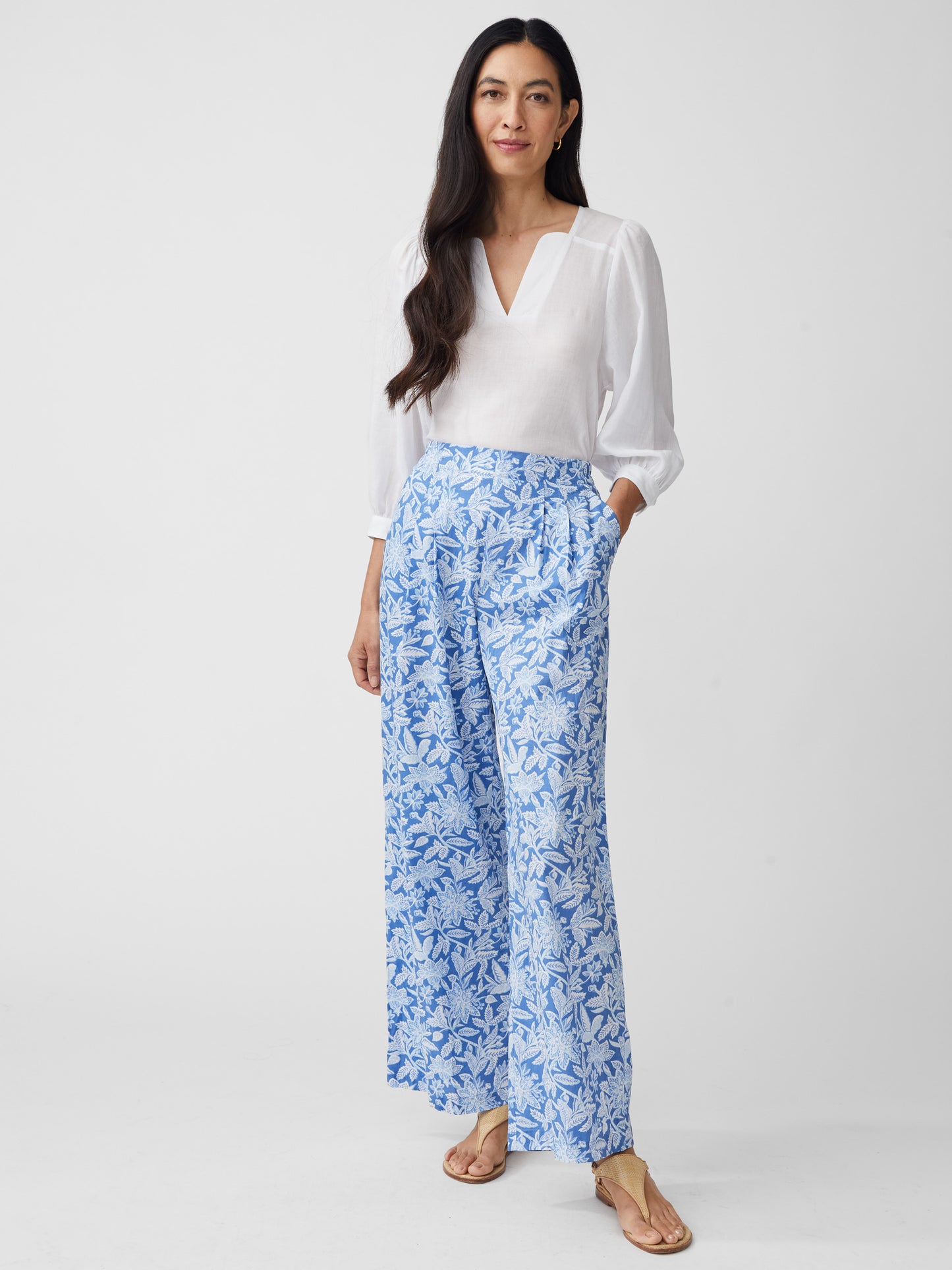 J.McLaughlin model wears Cara Pants in Bloomsbury in dark blue/blue made with cotton.