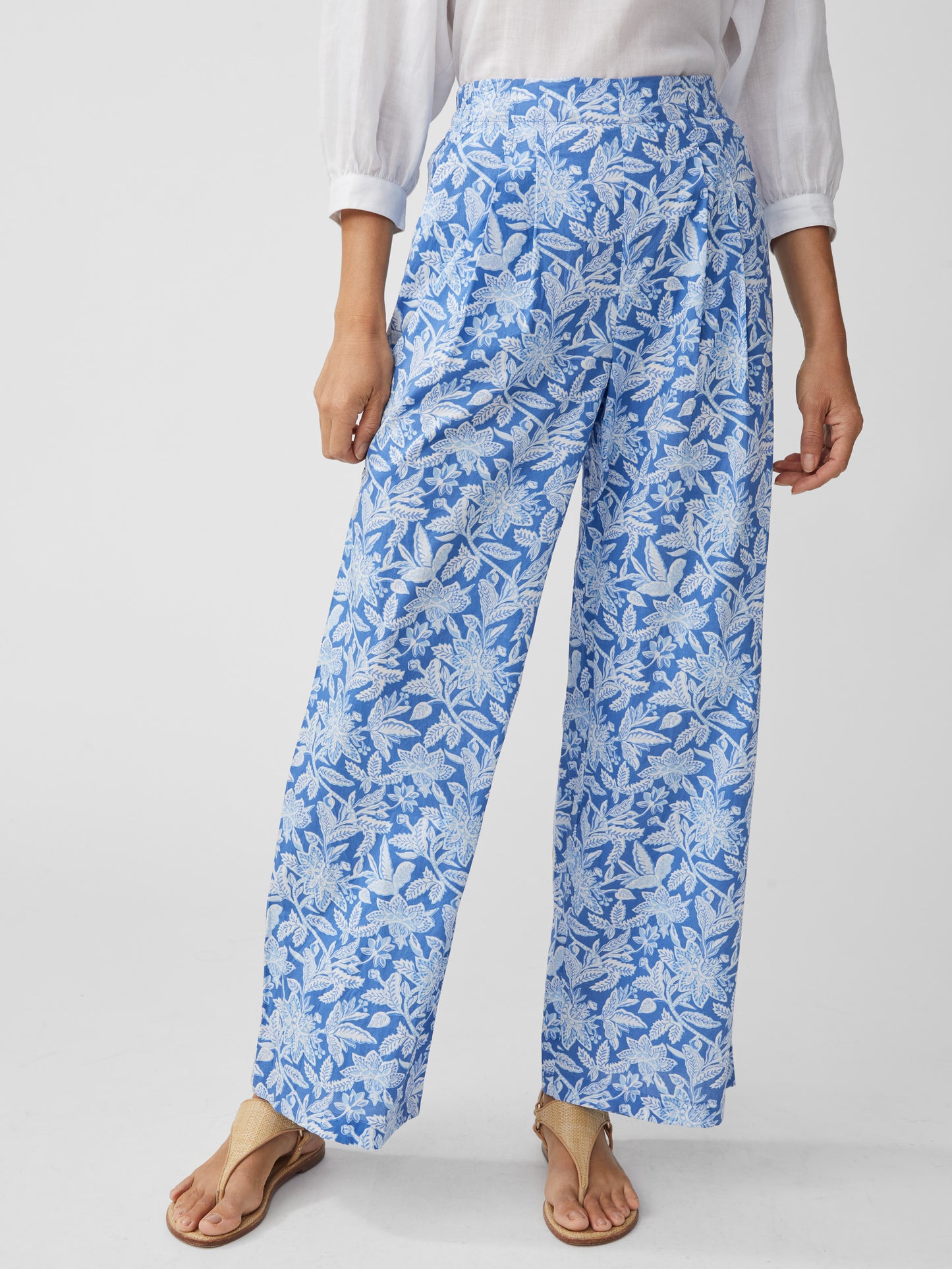 J.McLaughlin model wears Cara Pants in Bloomsbury in dark blue/blue made with cotton.