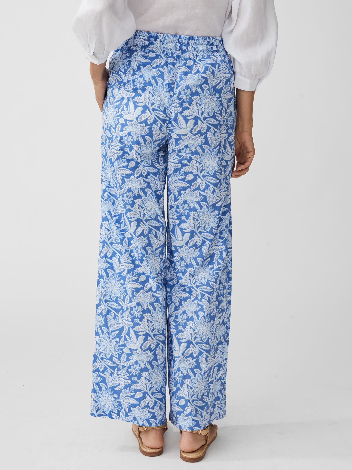 J.McLaughlin model wears Cara Pants in Bloomsbury in dark blue/blue made with cotton.