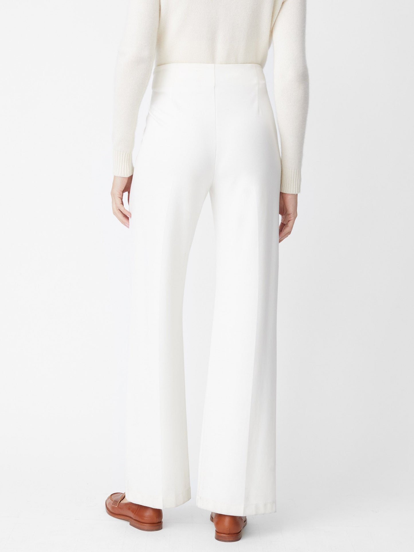 Model wearing J.McLaughlin Carter pants in ivory made with Bainbridge fabric.