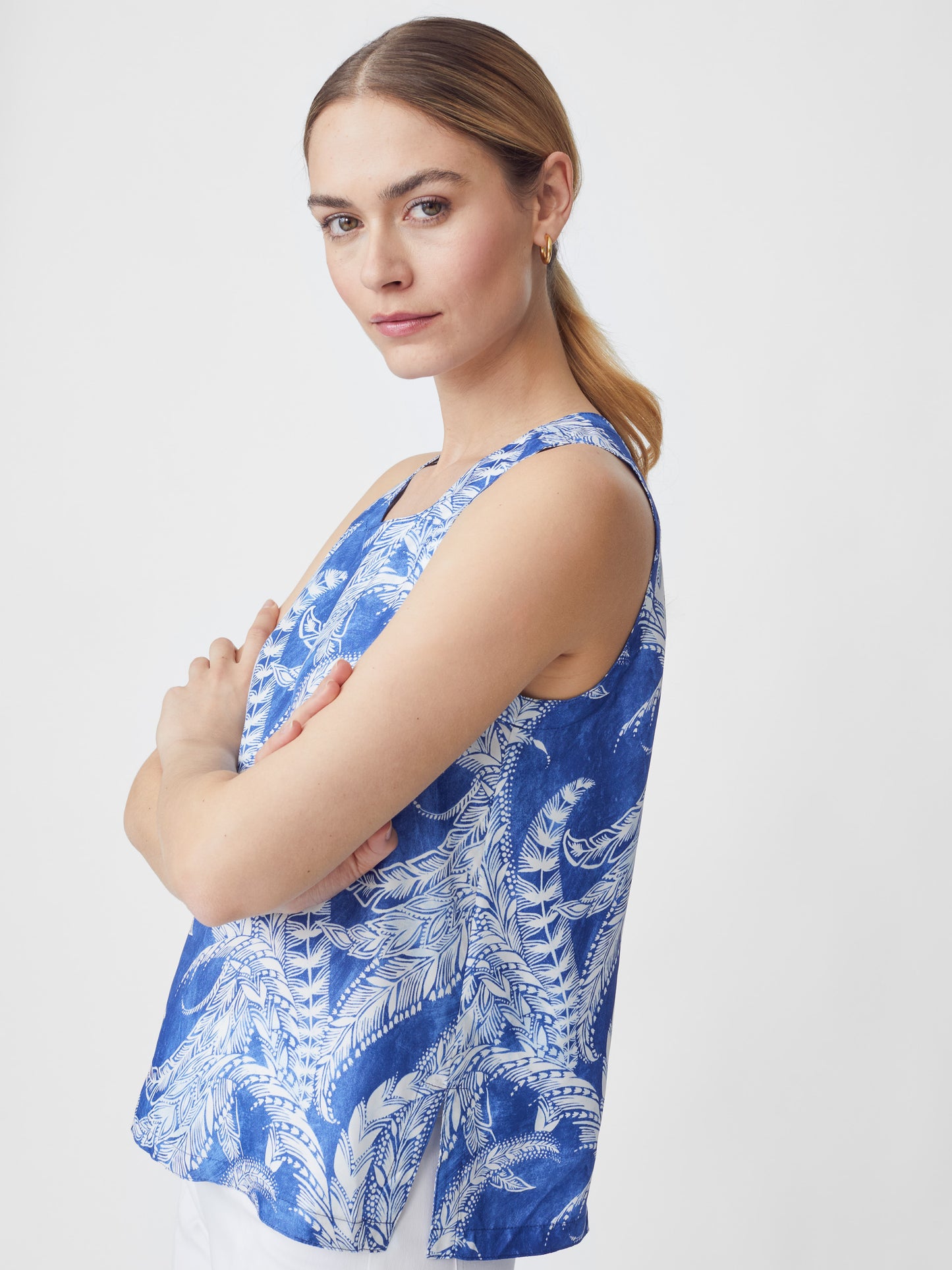 J.McLaughlin model wears Eidra Silk Tank in Fernflower in Dark Blue/Blue made with Silk and Viscose.
