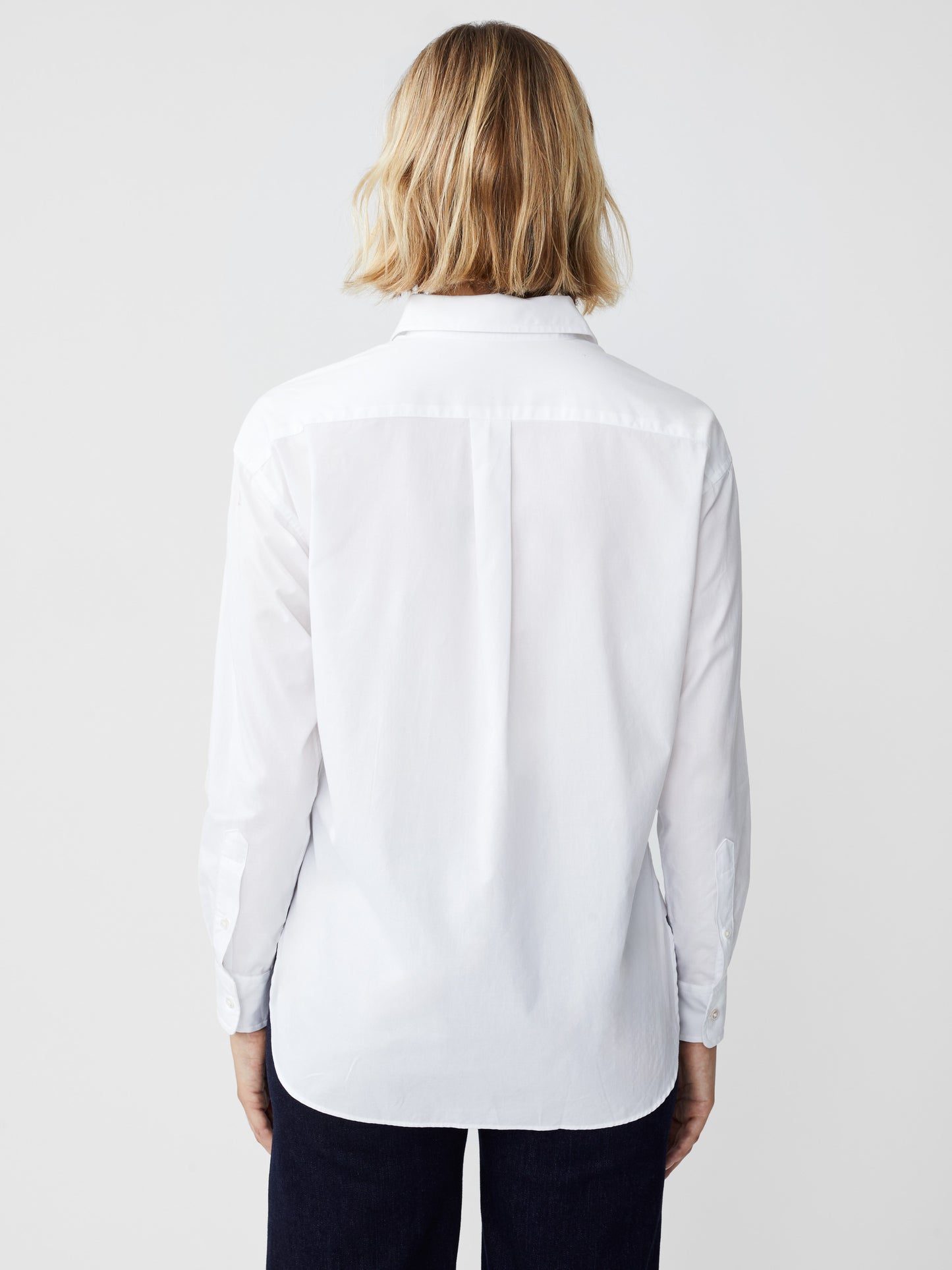 Model wearing J.McLaughlin Finn shirt in white made with cotton/modal.