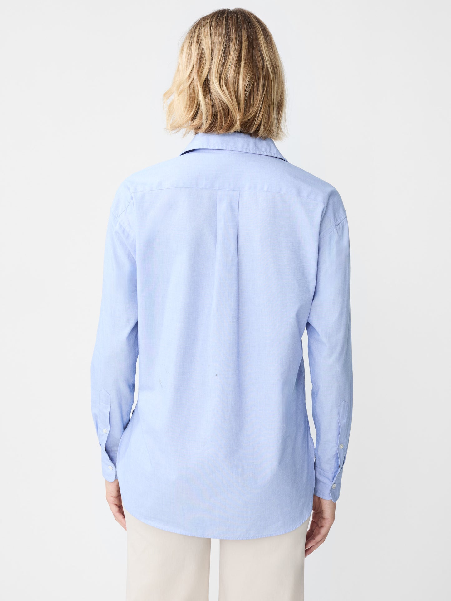 Model wearing J.McLaughlin Finn shirt in blue made with cotton.