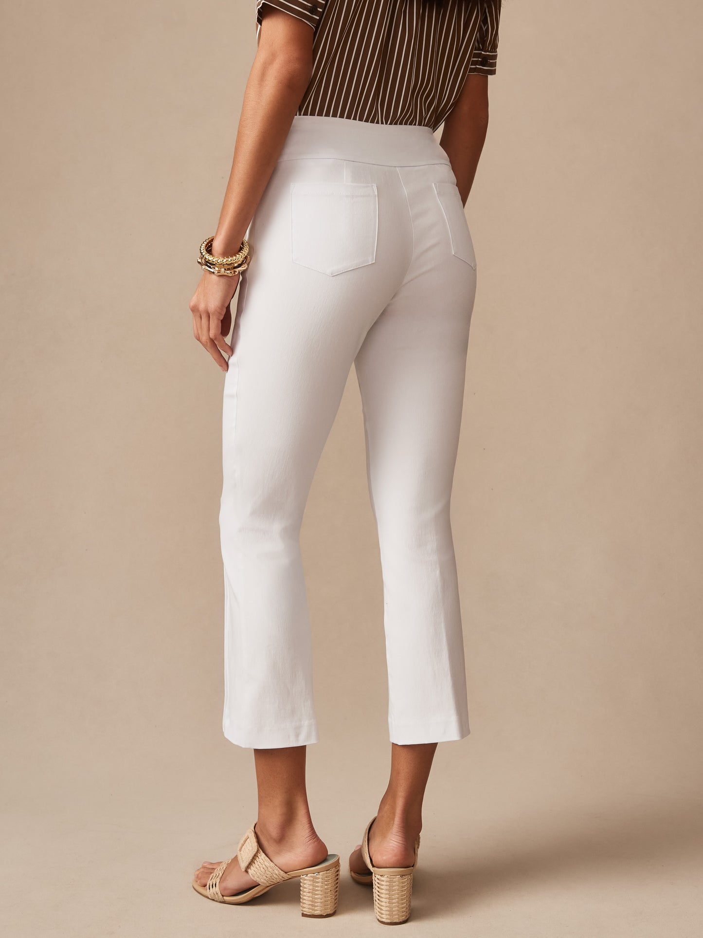 Model wearing J.McLaughlin Ivy pants in white made with Amelia cloth.