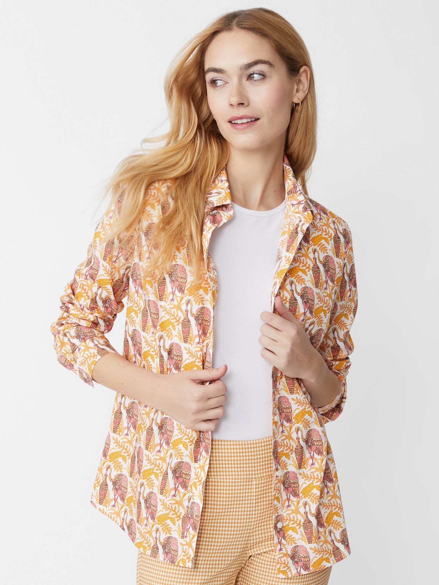 Model wearing J.McLaughlin Lois shirt in off white/coral made with cotton.
