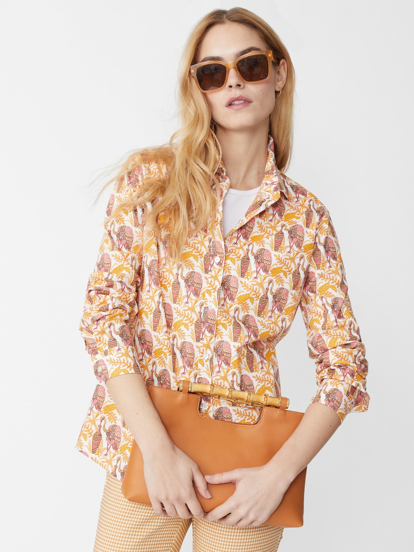 Model wearing J.McLaughlin Lois shirt in off white/coral made with cotton.