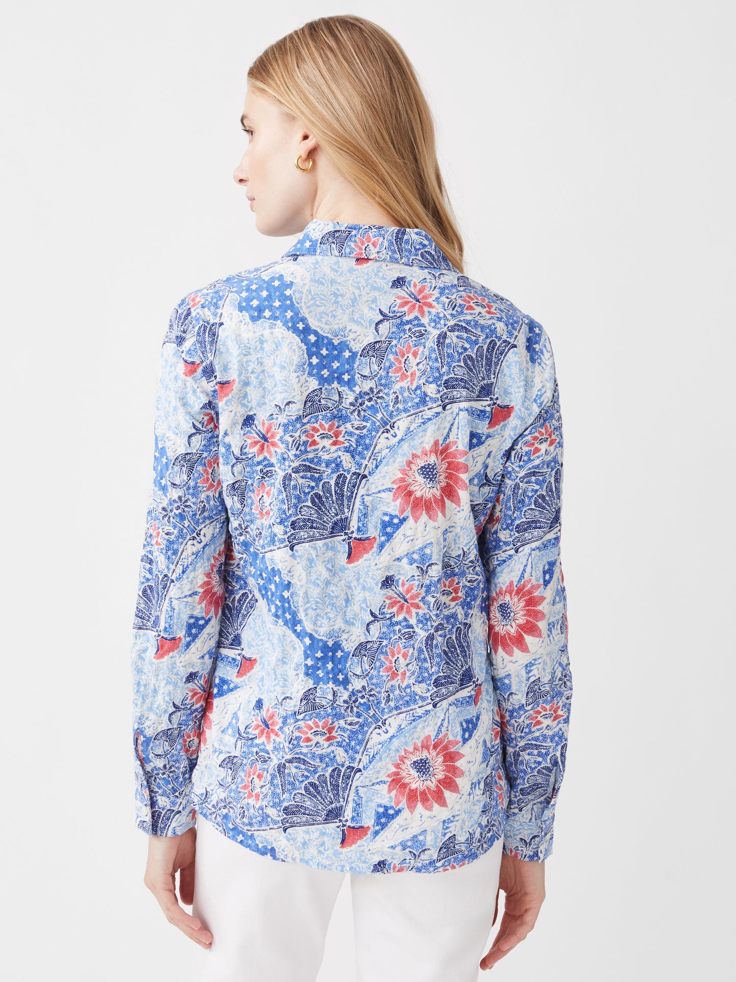 Model wearing J.McLaughlin Lois shirt in navy/blue/red made with cotton.