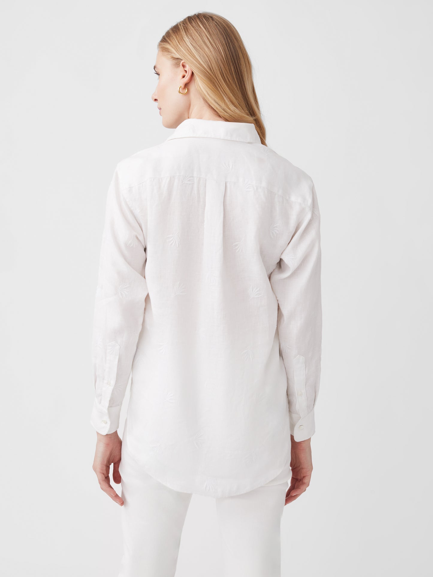 Model wearing J.McLaughlin Lula shirt in white made with linen.
