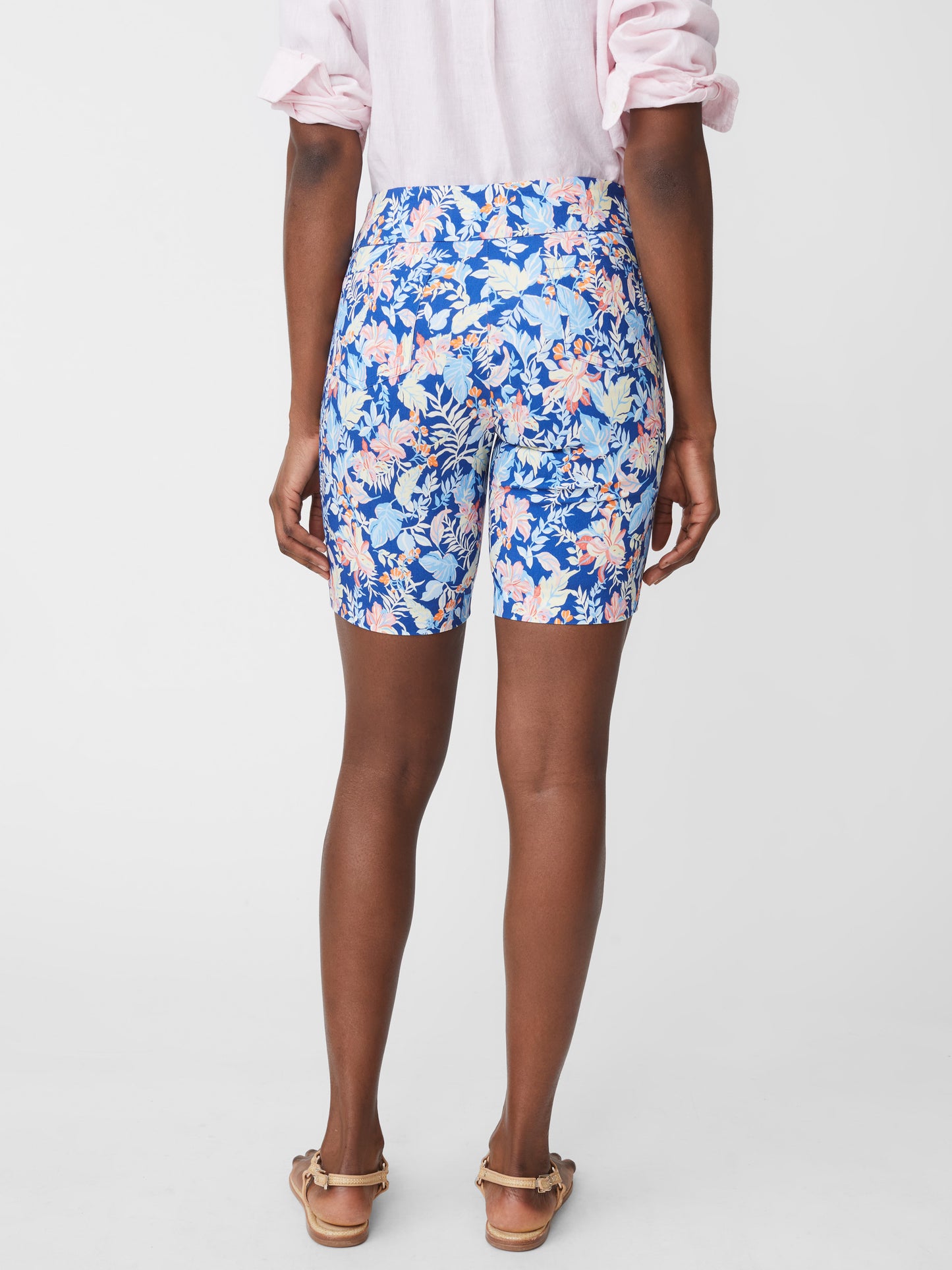 Model wearing J.McLaughlin Masie shorts in blue/multi made with Amelia cloth.