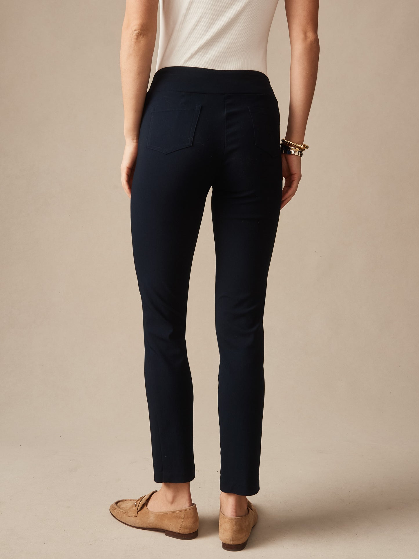 Model wearing J.McLaughlin Masie pants in winter navy made with Amelia cloth.