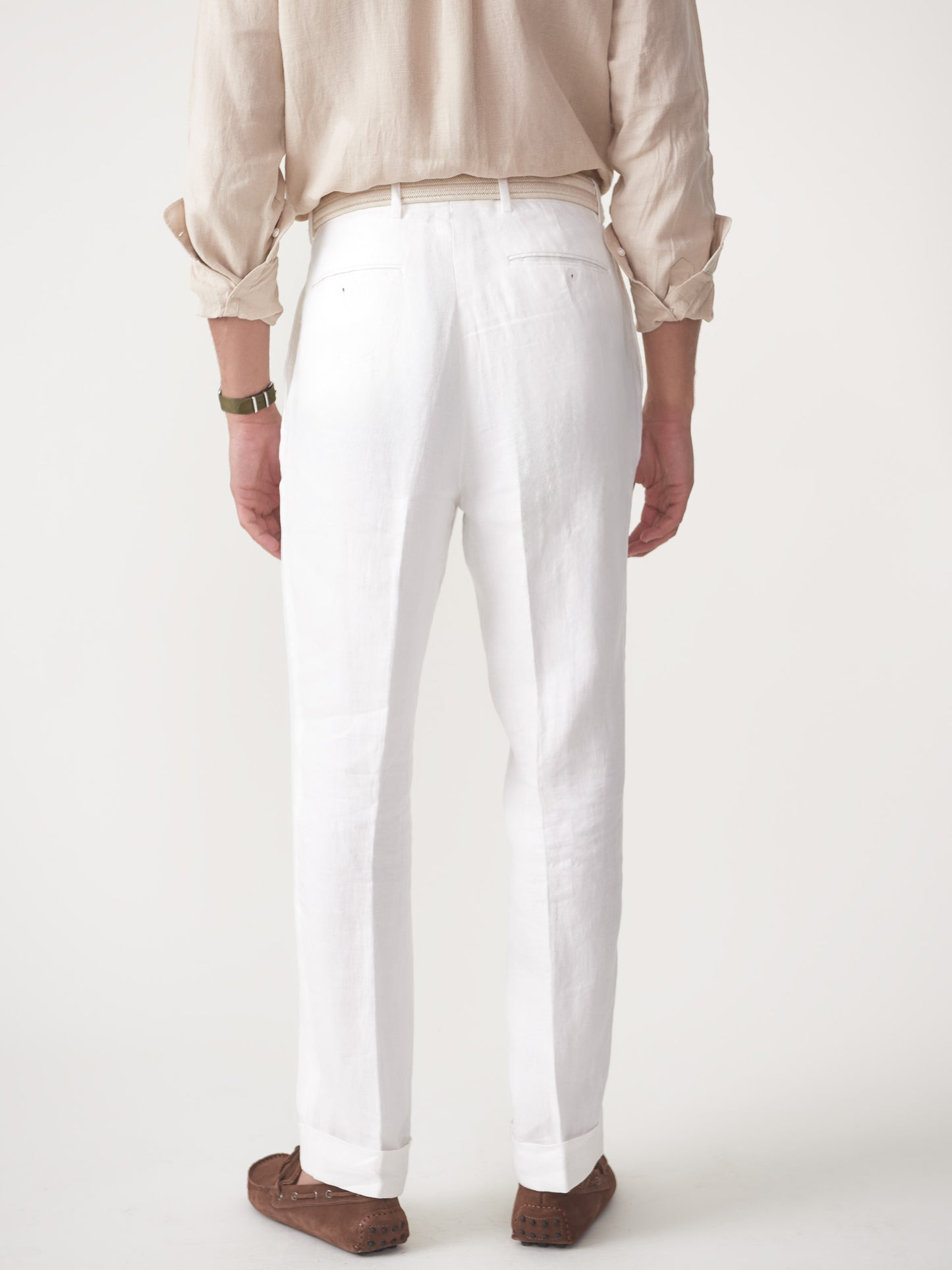 Model wearing J.McLaughlin Oxford pants in white made with herringbone linen.