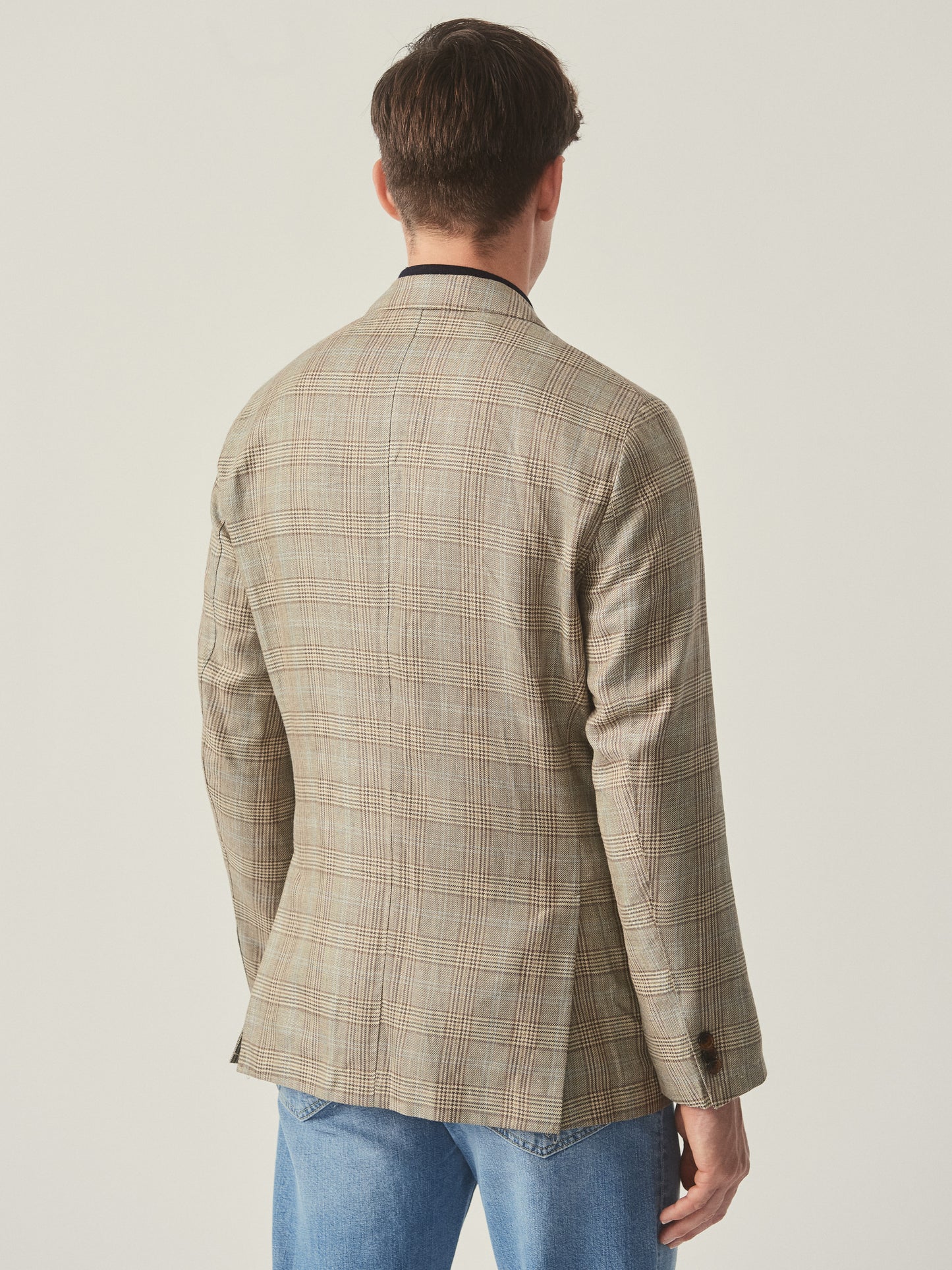 Model wearing J.McLaughlin McCown blazer in tan/brown/blue made with wool and linen.
