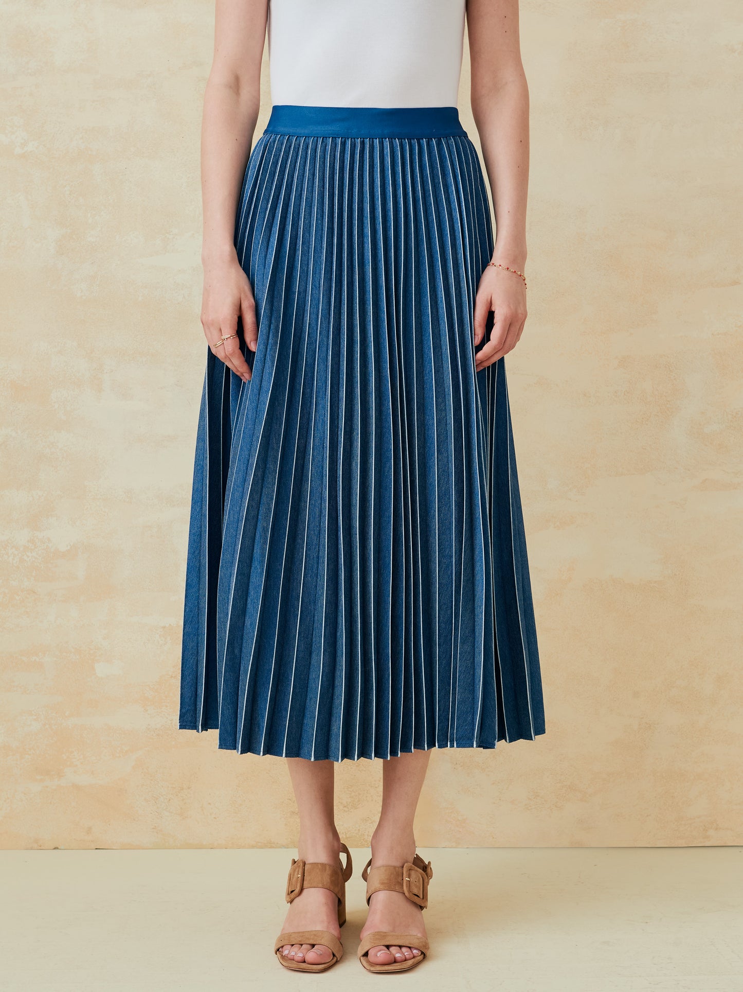 J.McLaughlin Paola skirt in denim made with polyester.