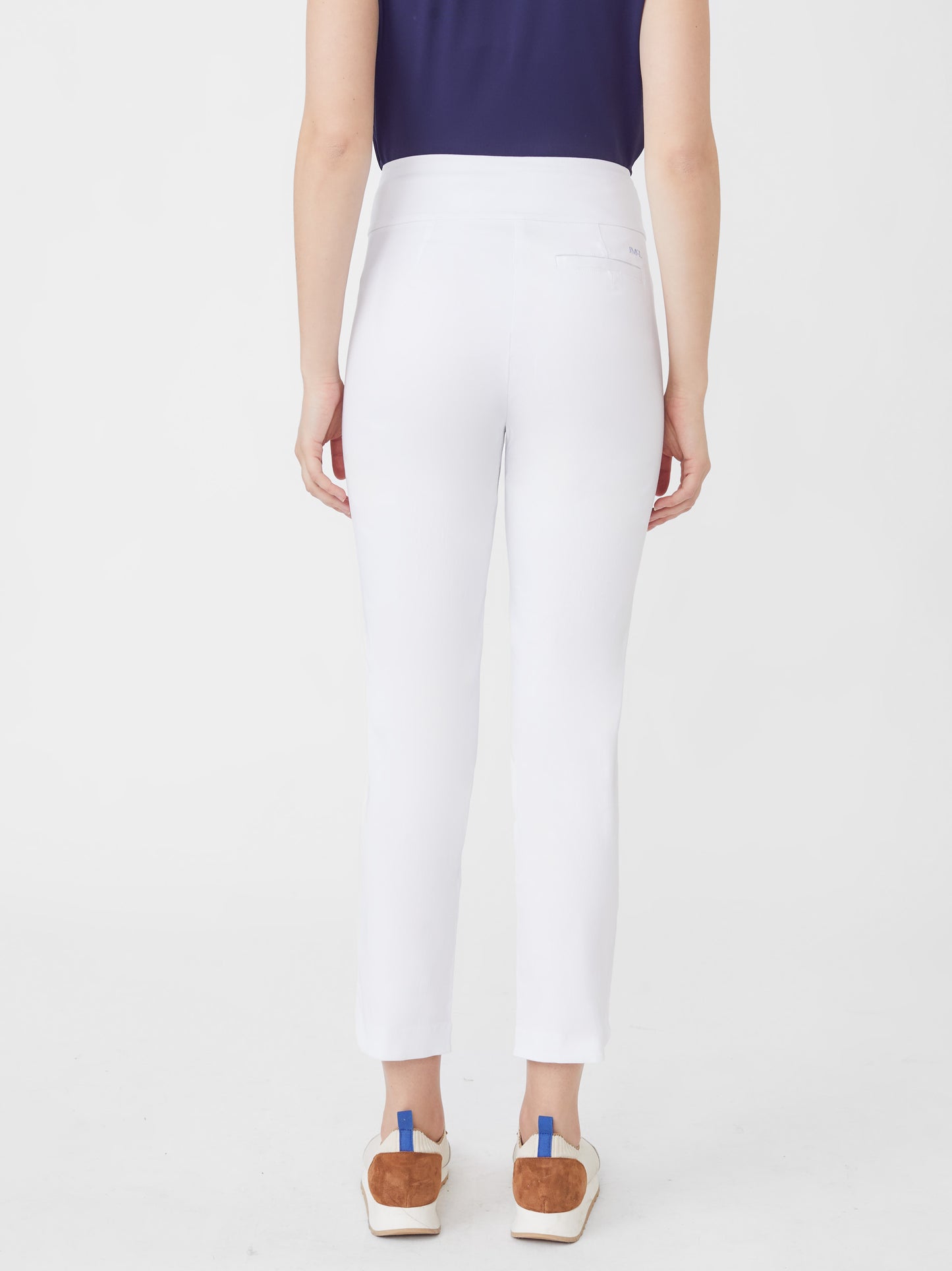 Model wearing J.McLaughlin Romilly pants in white made with Amelia cloth.