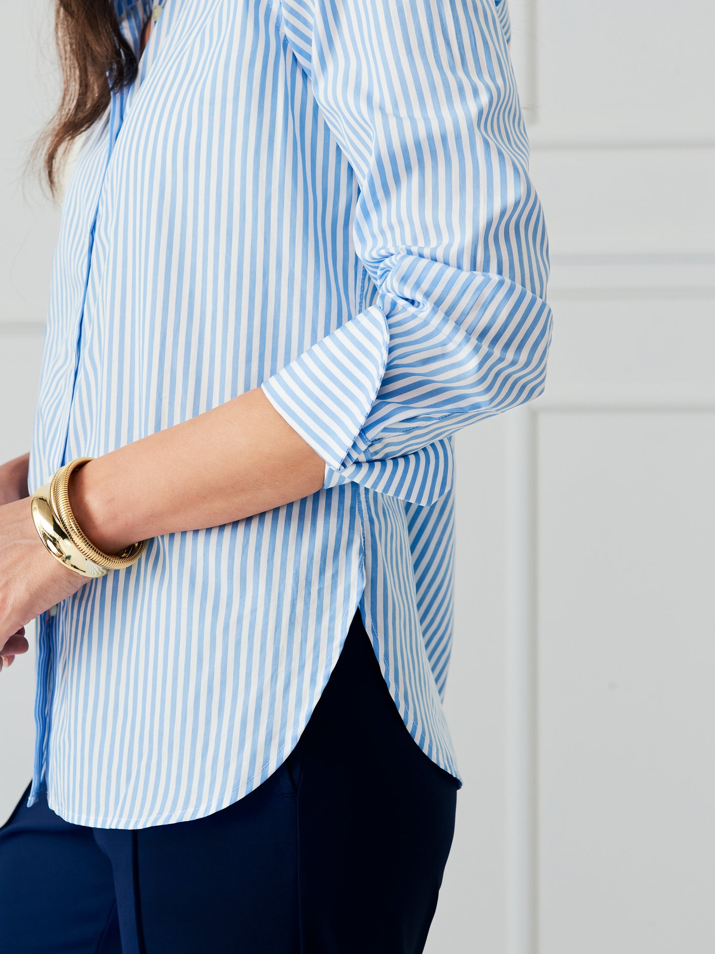 J.McLaughlin Sloane shirt in white/sky blue made with cotton.