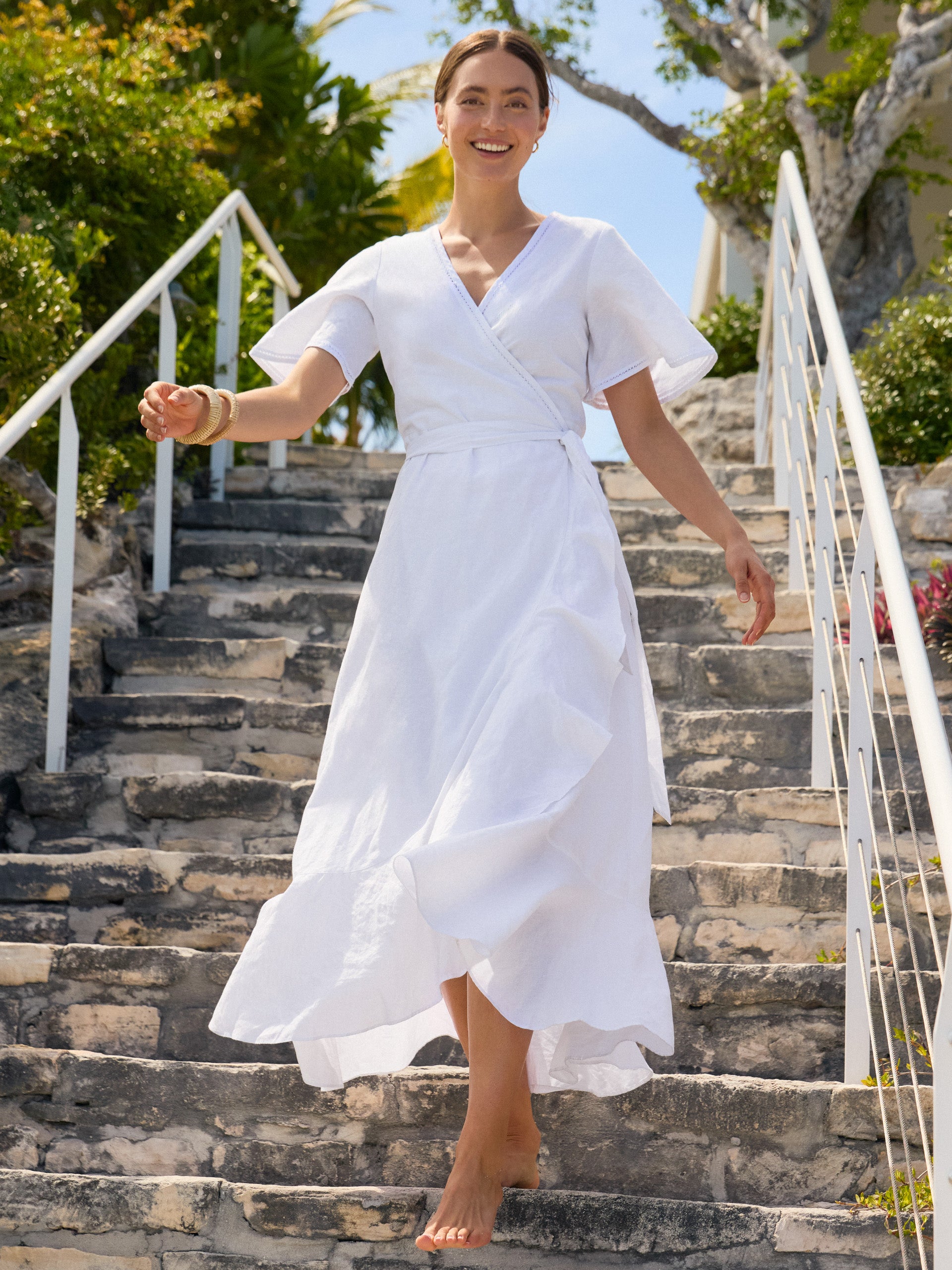 J.McLaughlin model wears Aurora Linen Dress in White made with Linen.