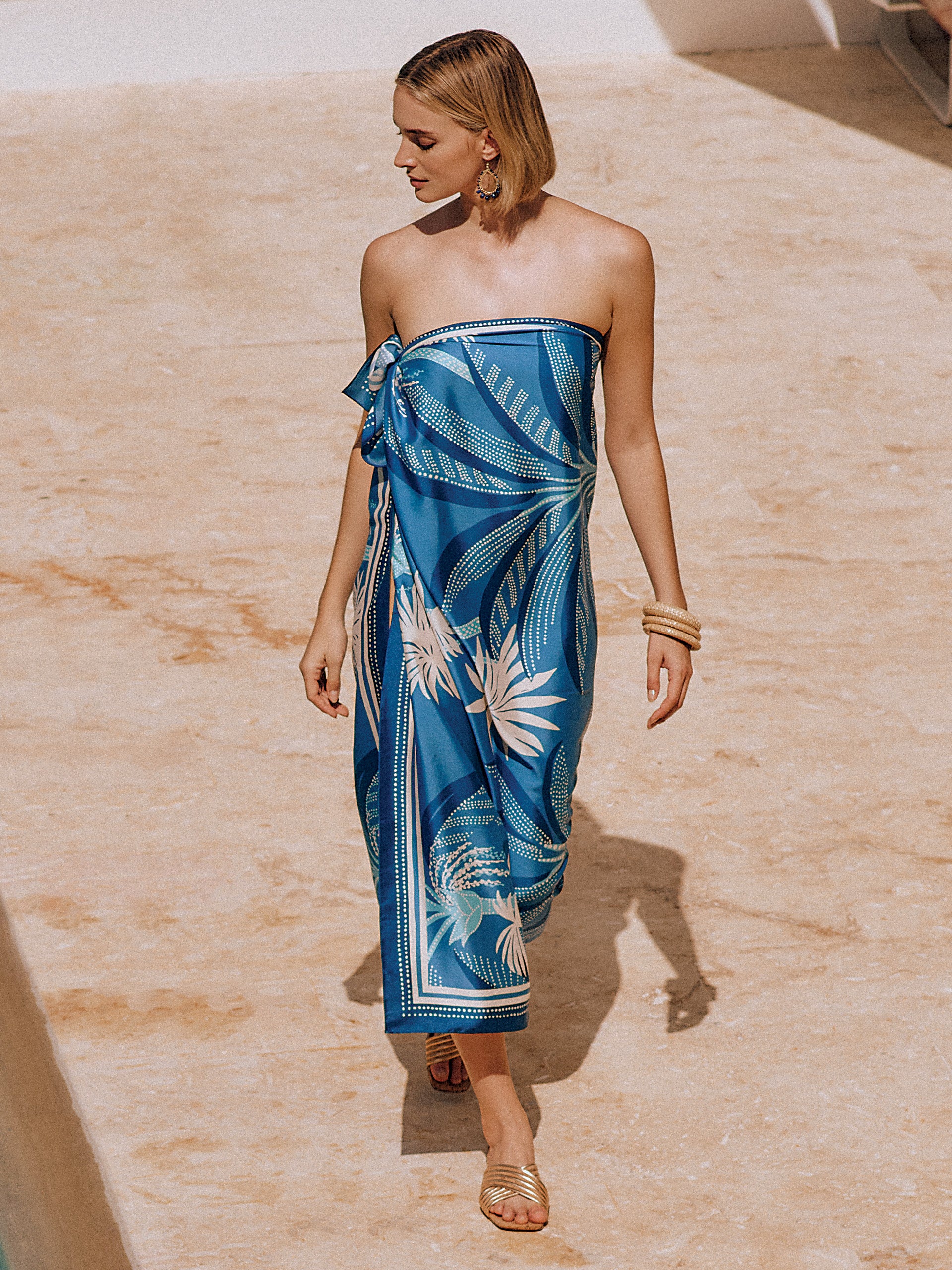 J.McLaughlin Gemma scarf in blue/navy/off white made with polyester. 