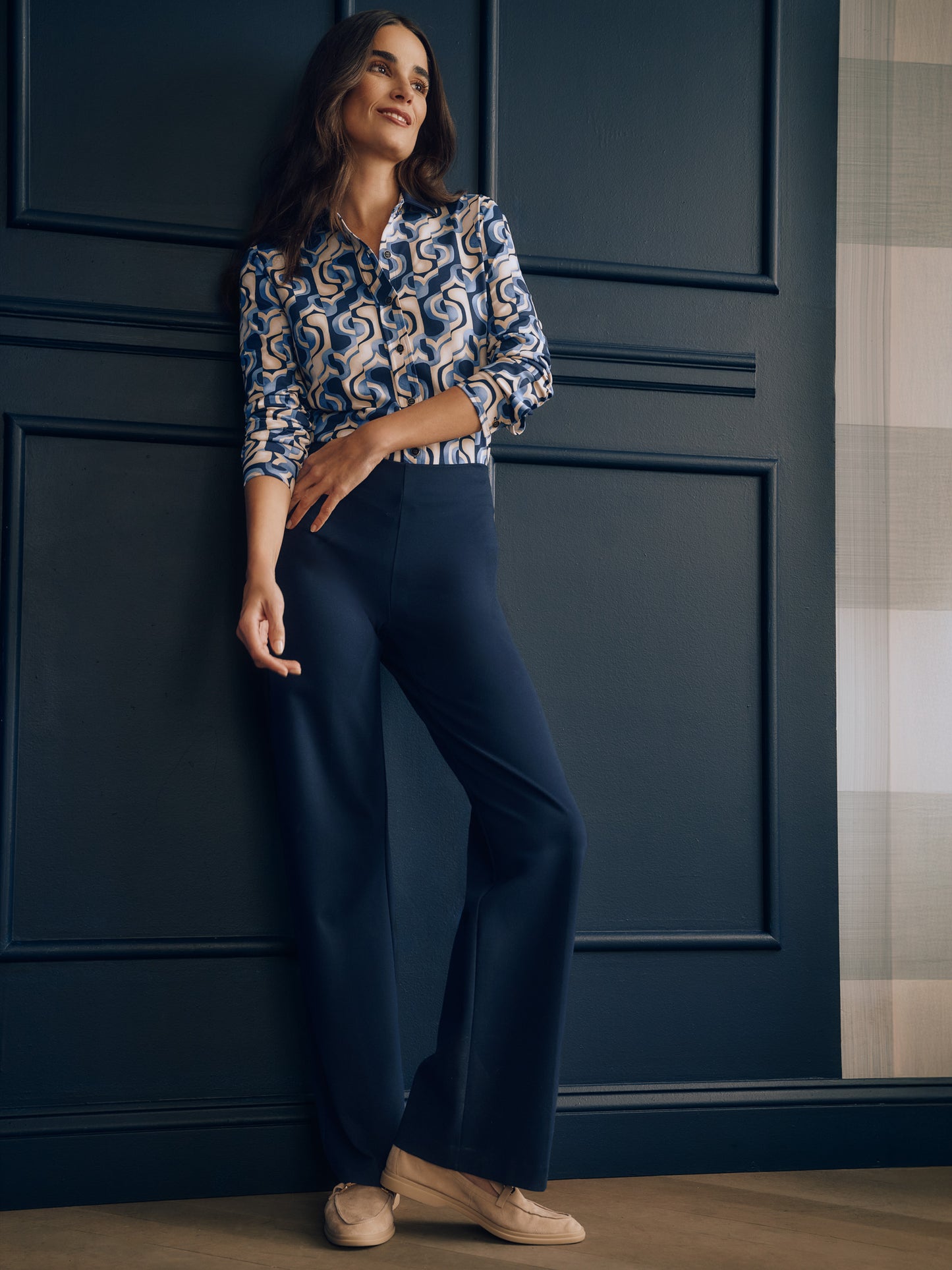 Model wearing J.McLaughlin Carter Pants in winter navy made with Bainbridge fabric.