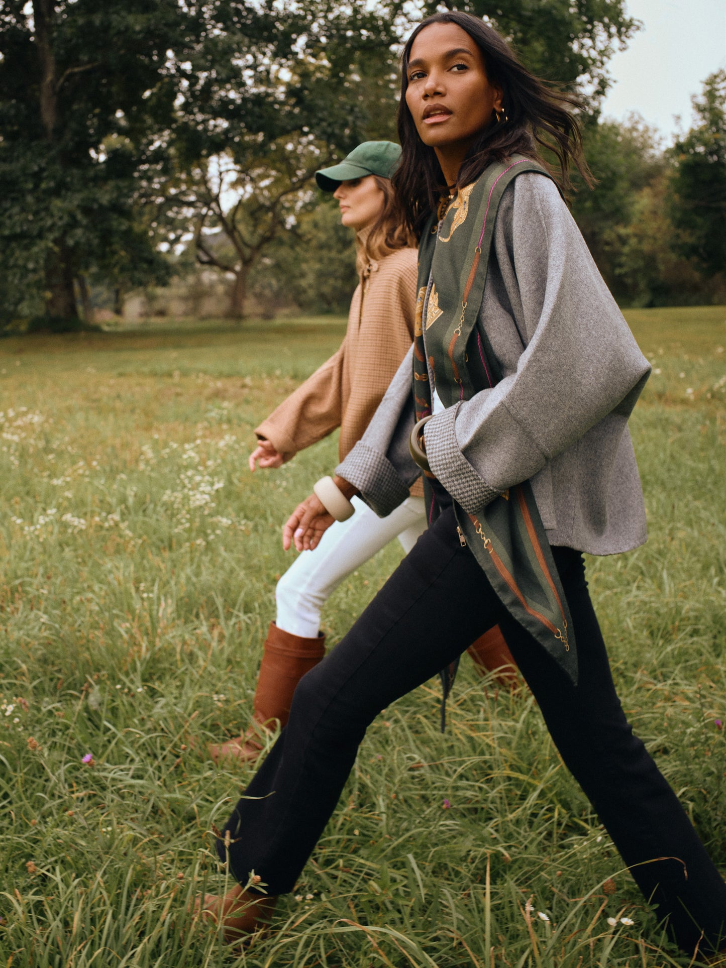 J.McLaughlin Bora poncho in gray made with wool/polyamide. 