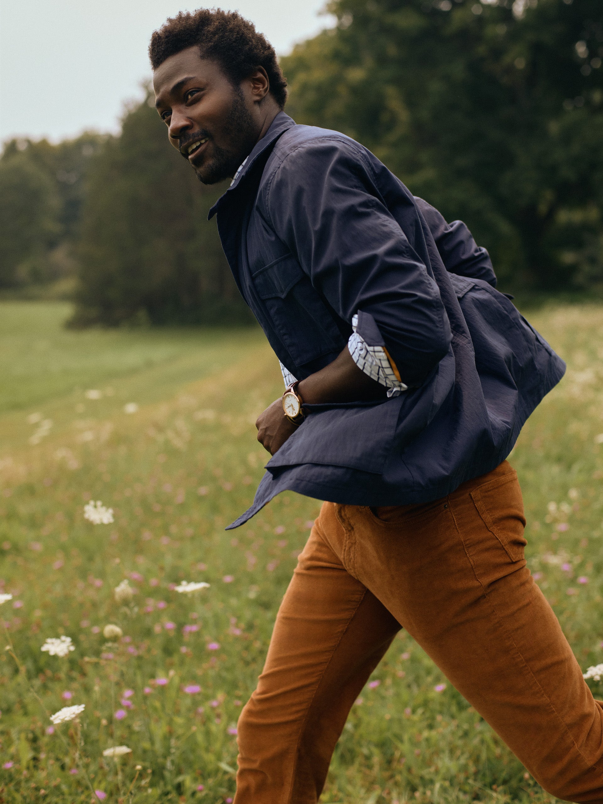Model wearing J.McLaughlin Madaket safari jacket in navy made with cotton/nylon.