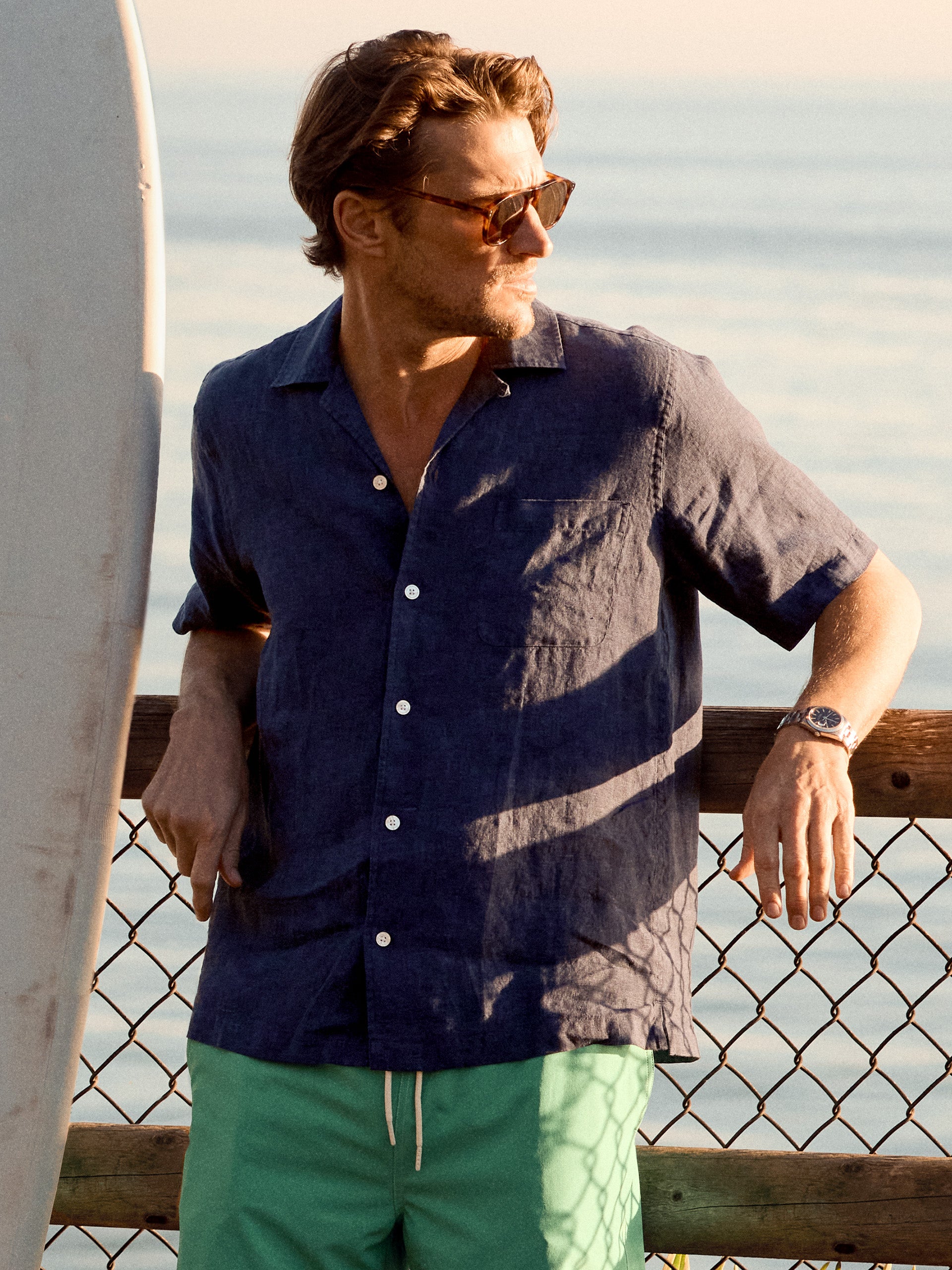 J.McLaughlin Irons shirt in navy made with linen.