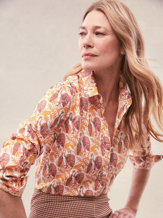 Model wearing J.McLaughlin Lois shirt in off white/coral made with cotton.