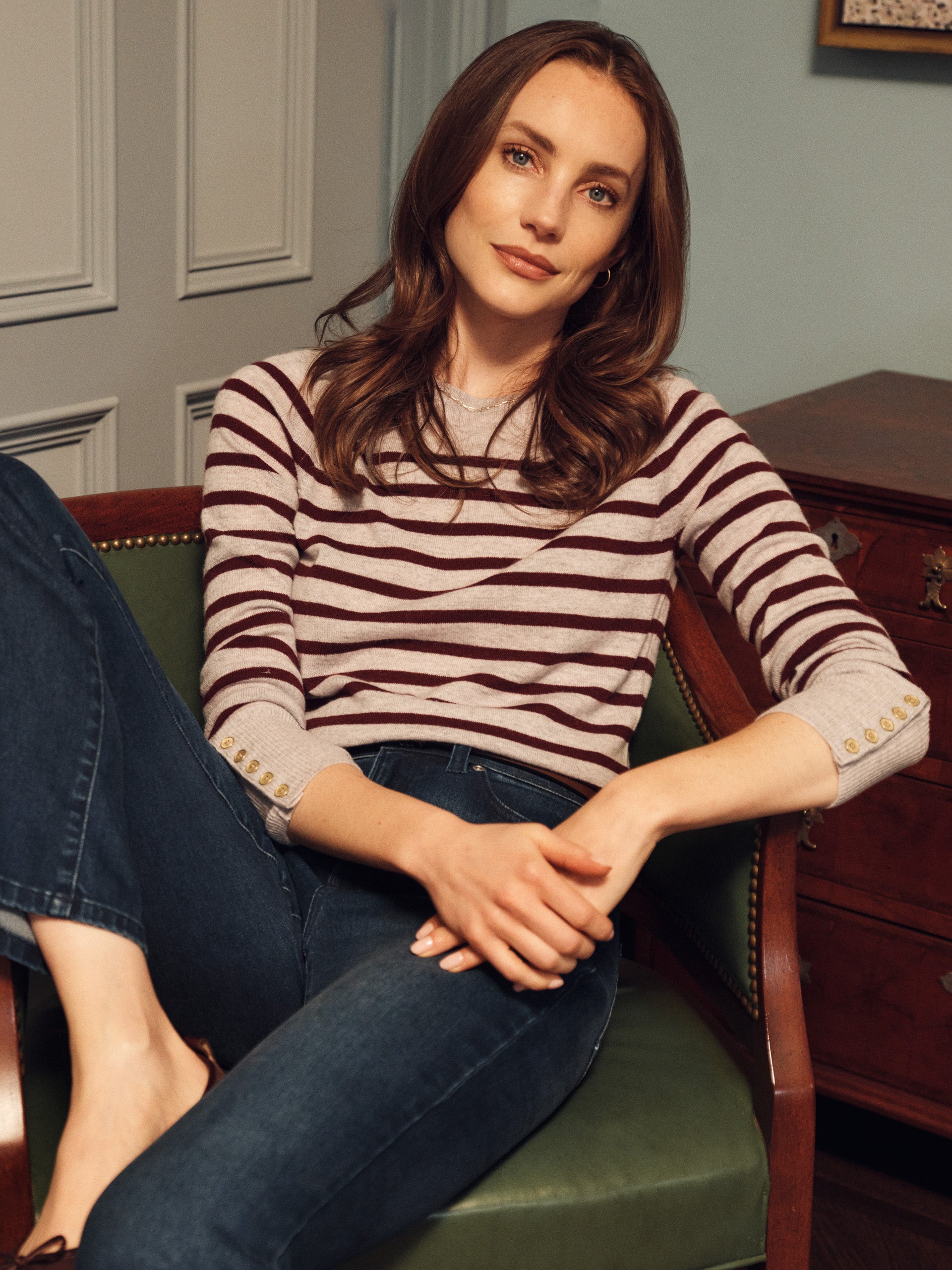 Zosia sweater in light heather gray/burgundy made with cashemre.