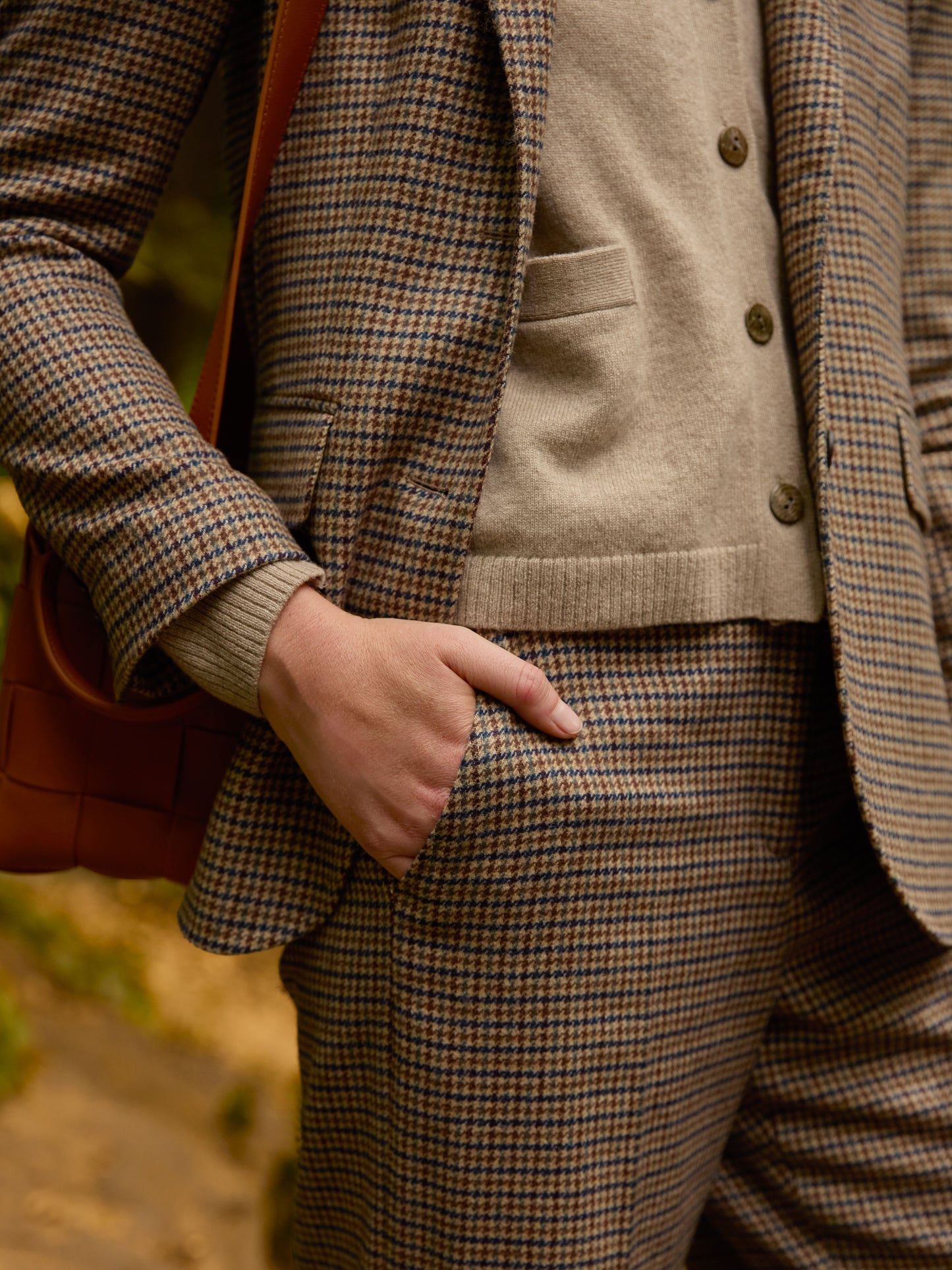 Model wearing J.McLaughlin Broderick pants in light tan/brown/denim made with wool and polyamide.