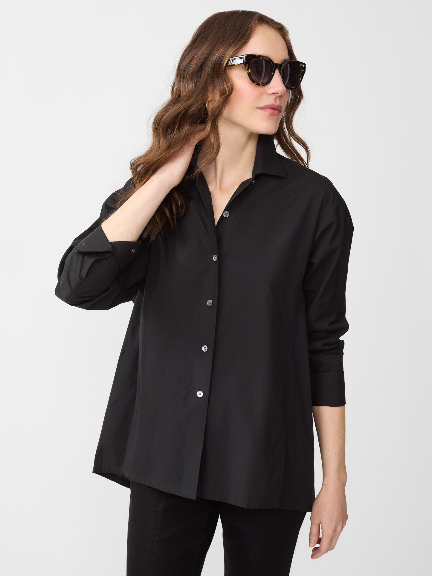 Model wearing J.McLaughlin Alexis shirt in black made with cotton.