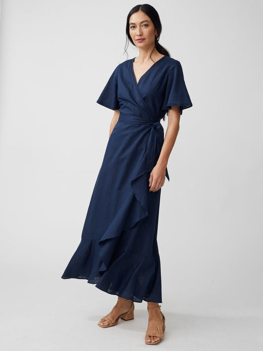 J.McLaughlin model wears Aurora Linen Dress in navy made with linen/cotton.