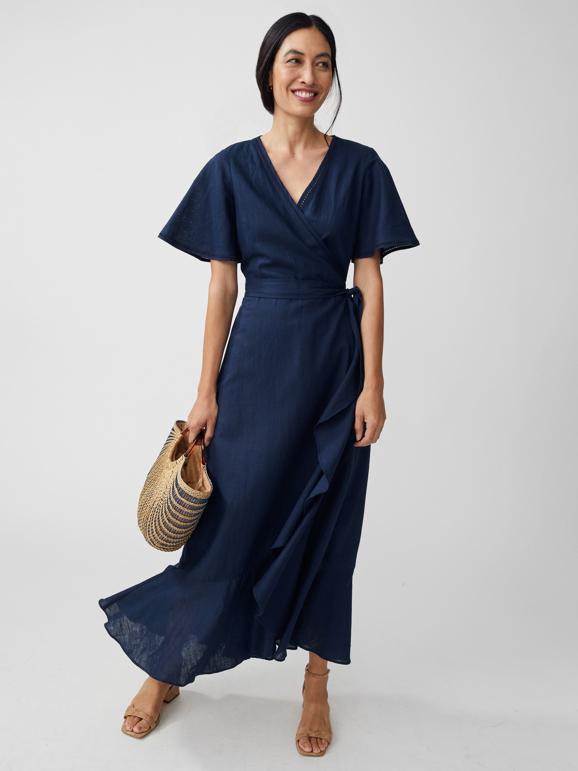 J.McLaughlin model wears Aurora Linen Dress in navy made with linen/cotton.