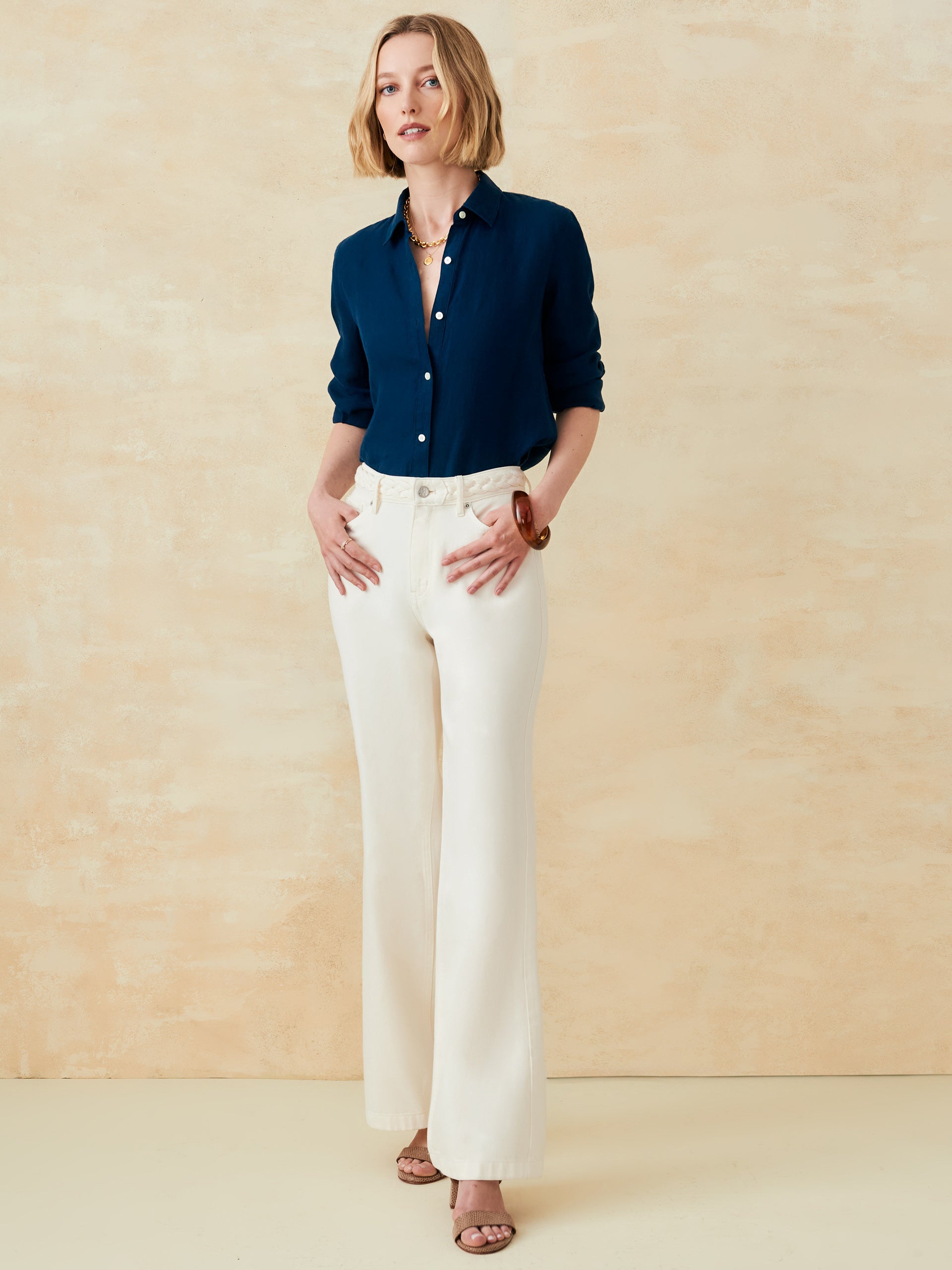 Model wearing J.McLaughlin beckett jeans in natural made with woven denim.